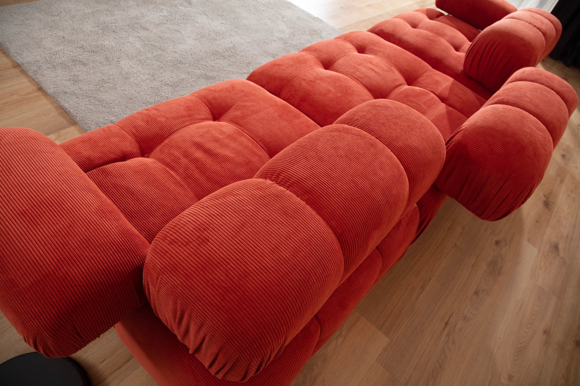 Sofá elegante de 3 lugares, vermelho, 300 x 100 x 80 cm | Estrutura em madeira de faia e aglomerado, 100% poliéster, espuma 28 DNS | Design moderno com mecanismo de mudança