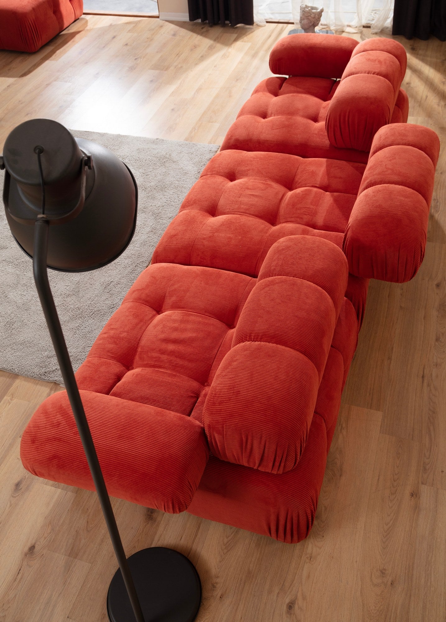 Sofá elegante de 3 lugares, vermelho, 300 x 100 x 80 cm | Estrutura em madeira de faia e aglomerado, 100% poliéster, espuma 28 DNS | Design moderno com mecanismo de mudança