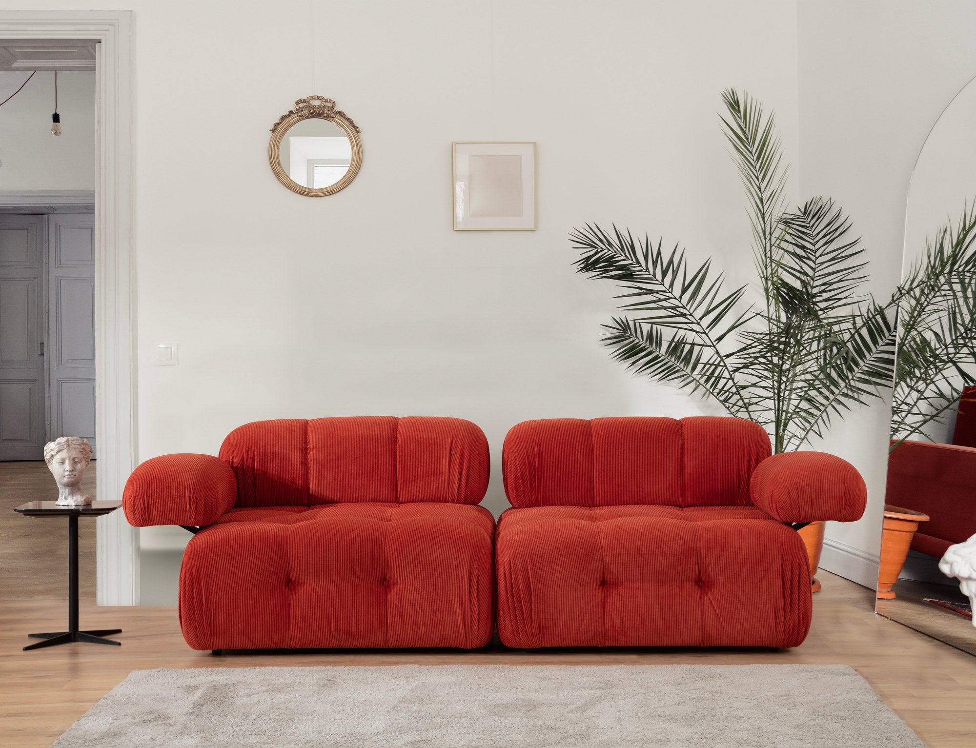 Sofá elegante de 2 lugares, vermelho, 200 x 100 x 80 cm | Estrutura em madeira de faia e aglomerado, 100% poliéster, espuma 28 DNS | Design moderno com mecanismo de mudança