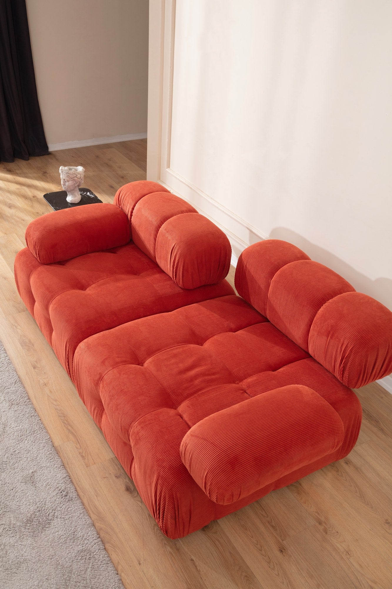 Sofá elegante de 2 lugares, vermelho, 200 x 100 x 80 cm | Estrutura em madeira de faia e aglomerado, 100% poliéster, espuma 28 DNS | Design moderno com mecanismo de mudança