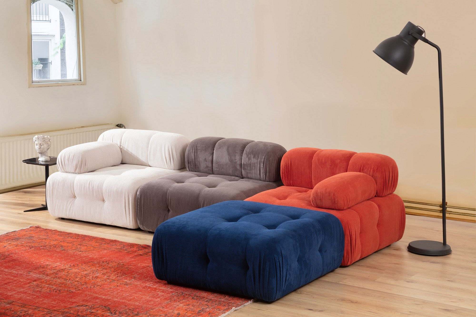 Sofá de canto elegante, estrutura de madeira de faia e aglomerado, 300x200 cm, 100% poliéster, espuma macia, mecanismo de mudança, vermelho/branco/azul/cinza | Conforto moderno