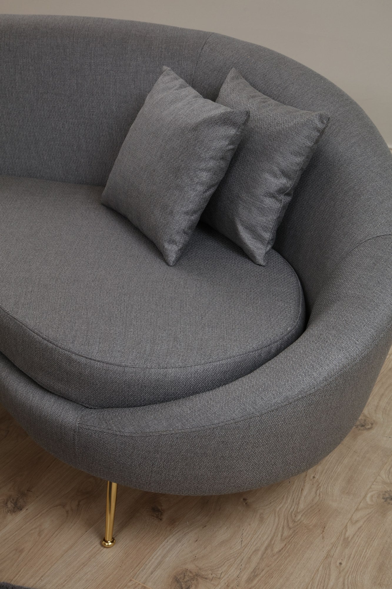 Sofá elegante de 3 lugares, cinza escuro, 255 cm | Estrutura em madeira de faia e aglomerado, 100% poliéster, pernas em metal dourado | Inclui 2 almofadas, tecido lavável a seco