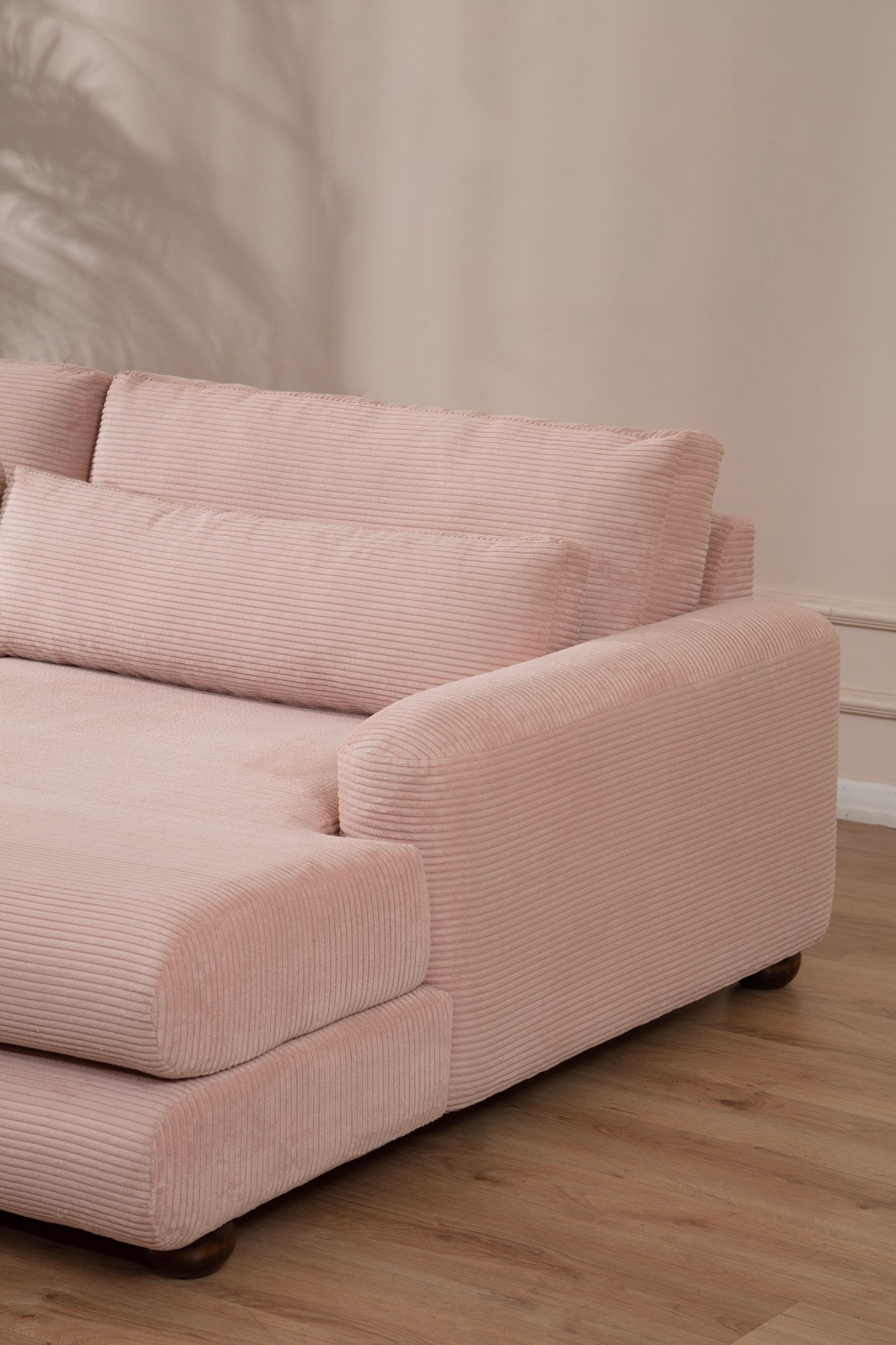 Sofá de canto rosa elegante, 330 x 150 cm | Estrutura em madeira de faia e aglomerado, 100% poliéster, espuma 28 DNS | Almofadas portáteis, tecido lavável a seco, pernas em nogueira