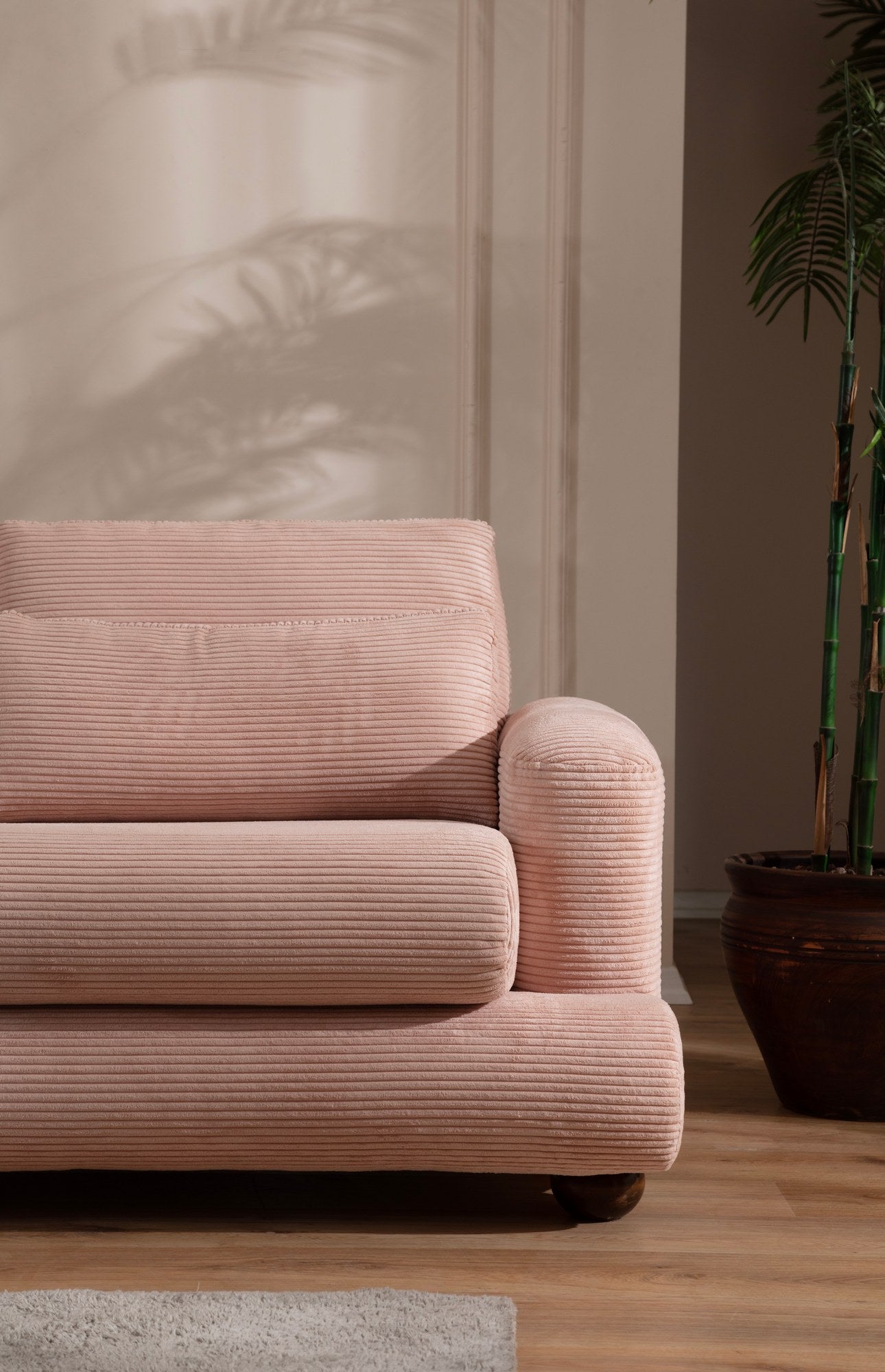 Sofá de canto rosa elegante, 150x330 cm | Estrutura em madeira de faia e aglomerado, 100% poliéster, espuma 28 DNS | Almofadas portáteis, design elegante para uma vida moderna