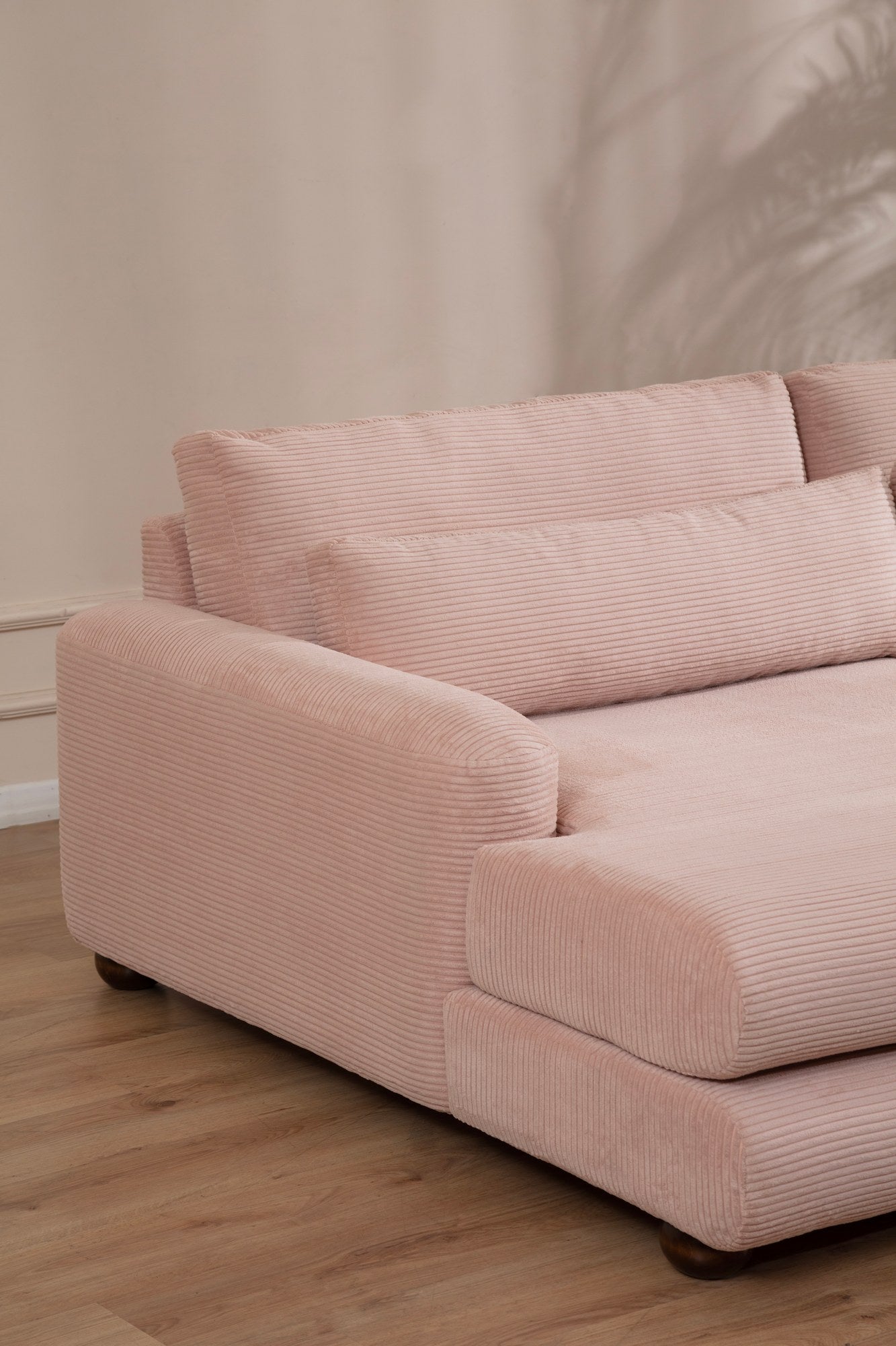 Sofá de canto rosa elegante, 150x330 cm | Estrutura em madeira de faia e aglomerado, 100% poliéster, espuma 28 DNS | Almofadas portáteis, design elegante para uma vida moderna
