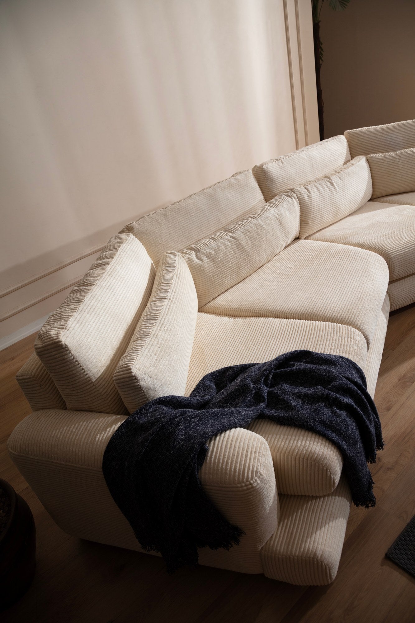 Sofá elegante de 4 lugares, bege, 330 x 105 x 90 cm | Estrutura em madeira de faia e aglomerado, 100% poliéster, almofadas removíveis | Elegante e confortável para salas de estar modernas