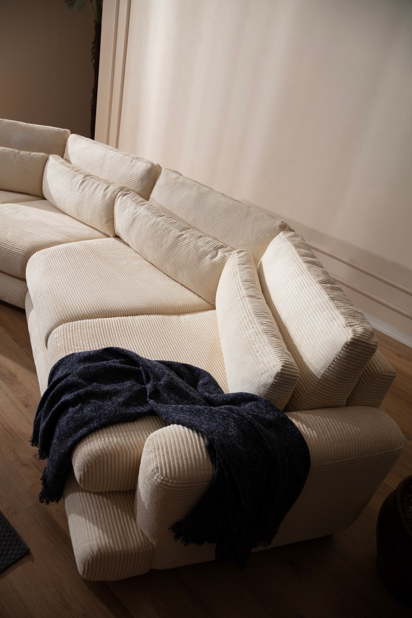 Sofá elegante de 4 lugares, bege, 330 x 105 x 90 cm | Estrutura em madeira de faia e aglomerado, 100% poliéster, almofadas removíveis | Elegante e confortável para salas de estar modernas