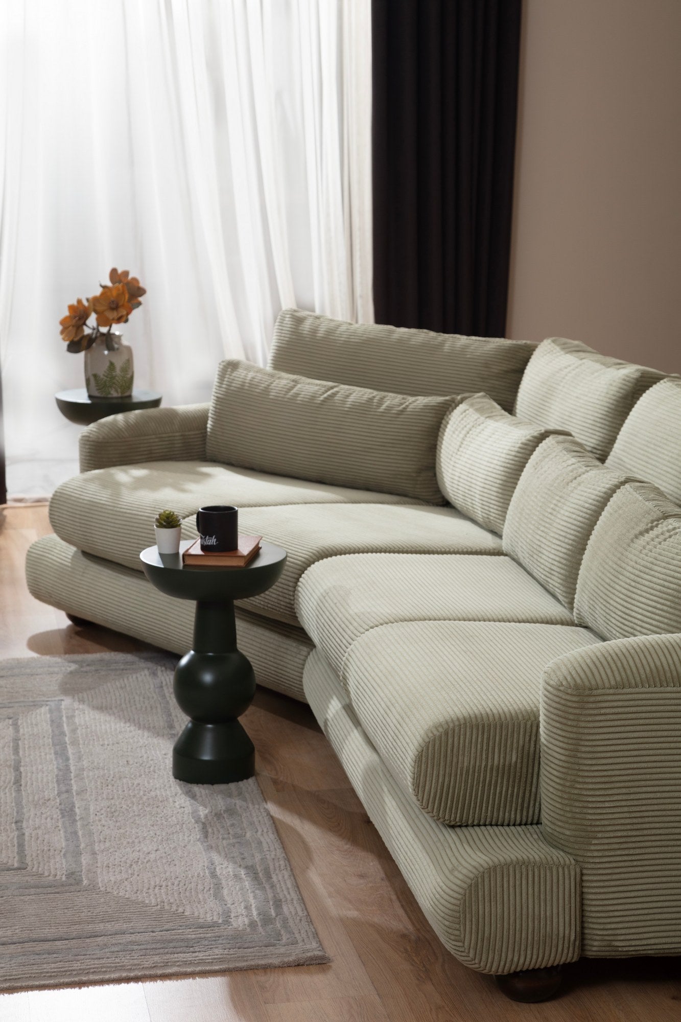 Sofá elegante de 4 lugares, verde, 330 x 105 x 90 cm | Estrutura em madeira de faia e aglomerado, 100% poliéster, almofadas removíveis | Design elegante para salas de estar modernas