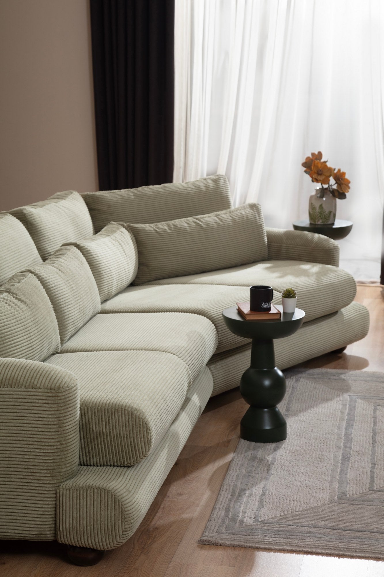 Sofá elegante de 4 lugares, verde, 330 x 105 x 90 cm | Estrutura em madeira de faia e aglomerado, 100% poliéster, almofadas removíveis | Design elegante para salas de estar modernas