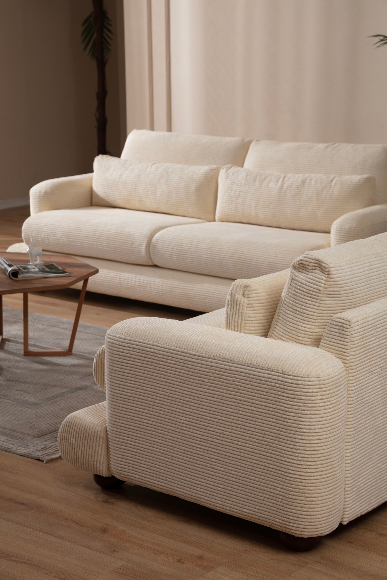Sofá elegante de 3 lugares, bege, 230 x 105 x 90 cm | Estrutura em madeira de faia e aglomerado, 100% poliéster, almofadas removíveis, pés em nogueira | Perfeito para salas de estar modernas