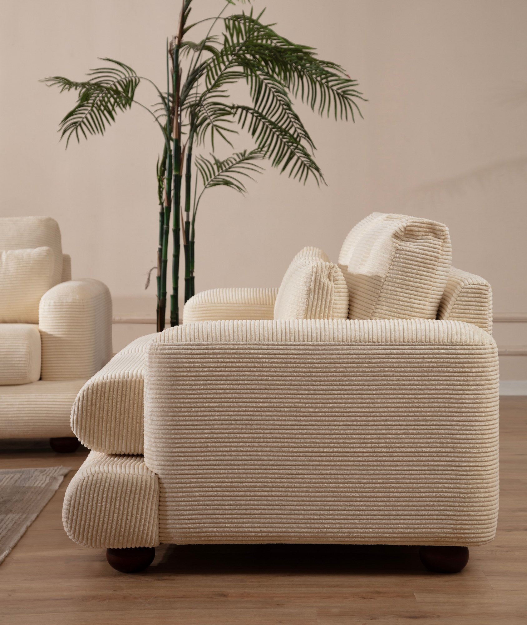 Sofá elegante de 3 lugares, bege, 230 x 105 x 90 cm | Estrutura em madeira de faia e aglomerado, 100% poliéster, almofadas removíveis, pés em nogueira | Perfeito para salas de estar modernas
