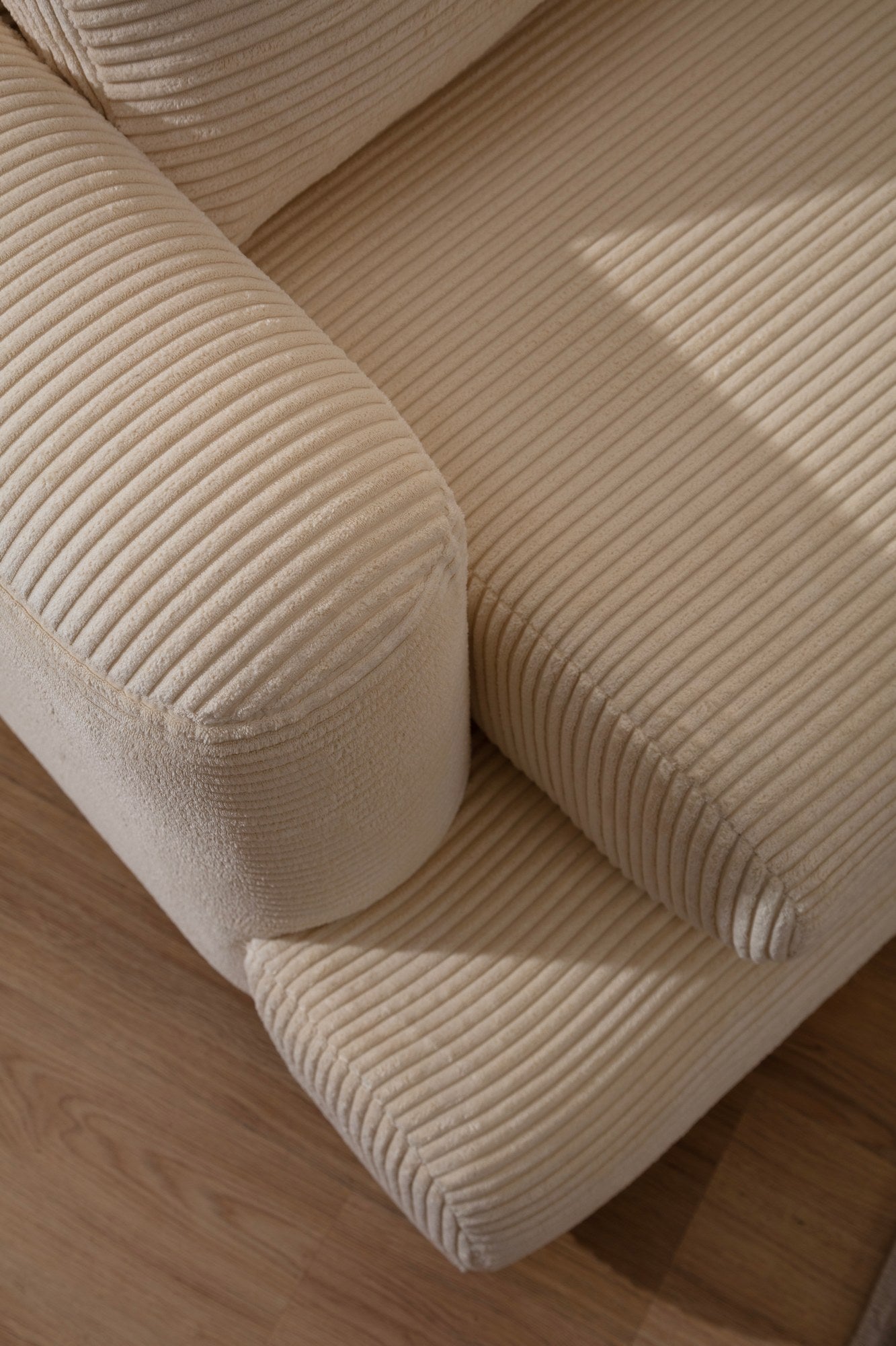 Sofá elegante de 3 lugares, bege, 230 x 105 x 90 cm | Estrutura em madeira de faia e aglomerado, 100% poliéster, almofadas removíveis, pés em nogueira | Perfeito para salas de estar modernas