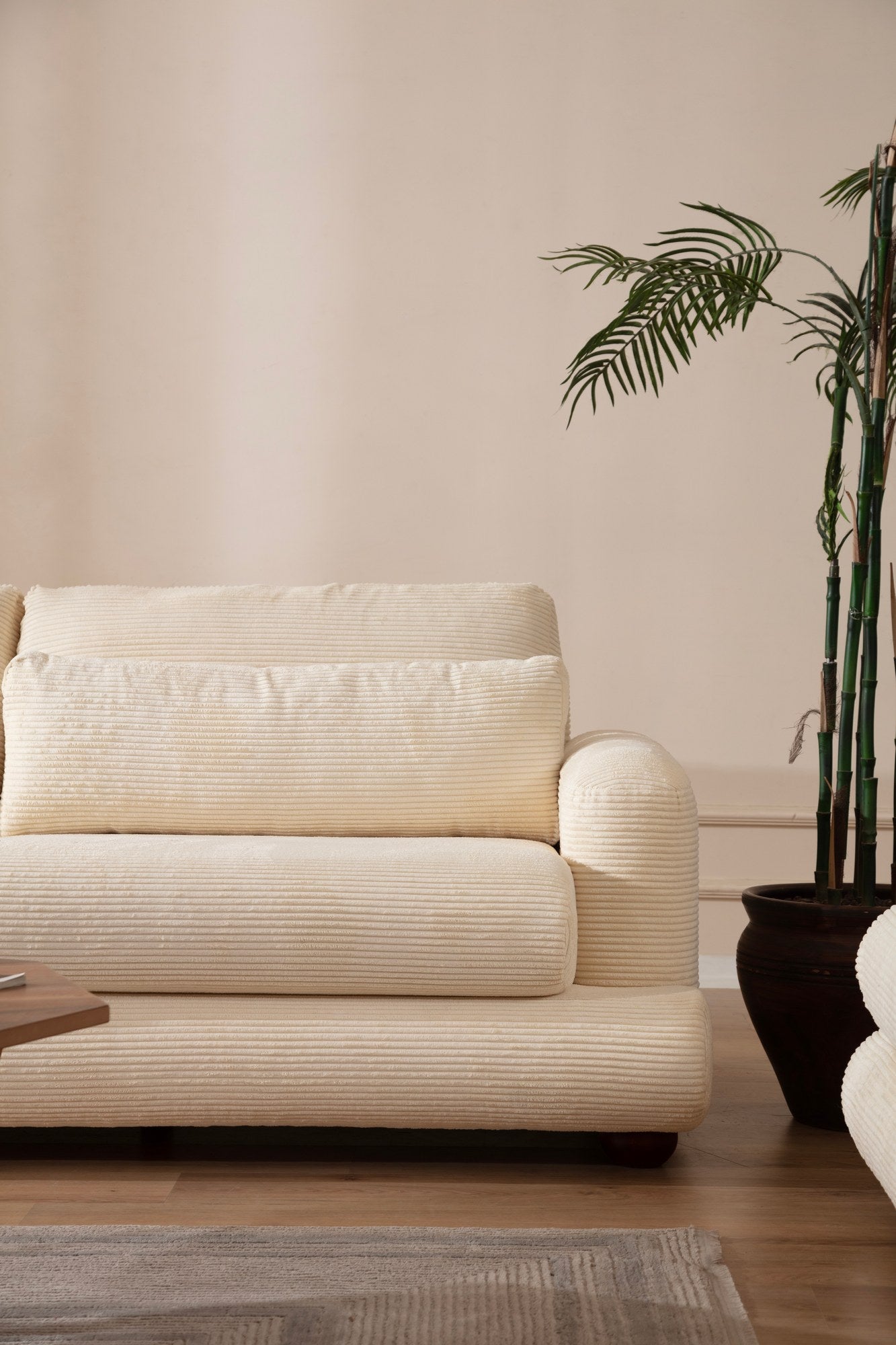 Sofá elegante de 3 lugares, bege, 230 x 105 x 90 cm | Estrutura em madeira de faia e aglomerado, 100% poliéster, almofadas removíveis, pés em nogueira | Perfeito para salas de estar modernas