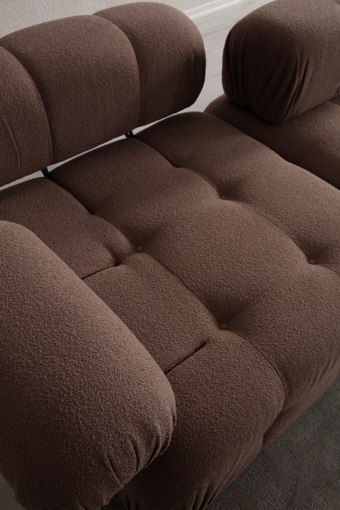 Sofá de Canto Cappuccino, 300x200 cm | Estrutura em madeira de faia e aglomerado, 100% poliéster, espuma 28 DNS | Elegante e funcional com mecanismo de mudança, tecido lavável a seco