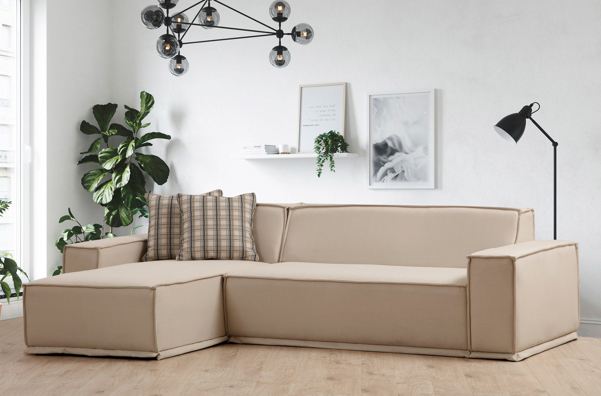 Sofá de canto elegante, cor creme, 167 x 272 x 72 cm | Estrutura em madeira de faia e aglomerado, 100% poliéster, espuma macia, 2 almofadas incluídas | Design elegante e confortável