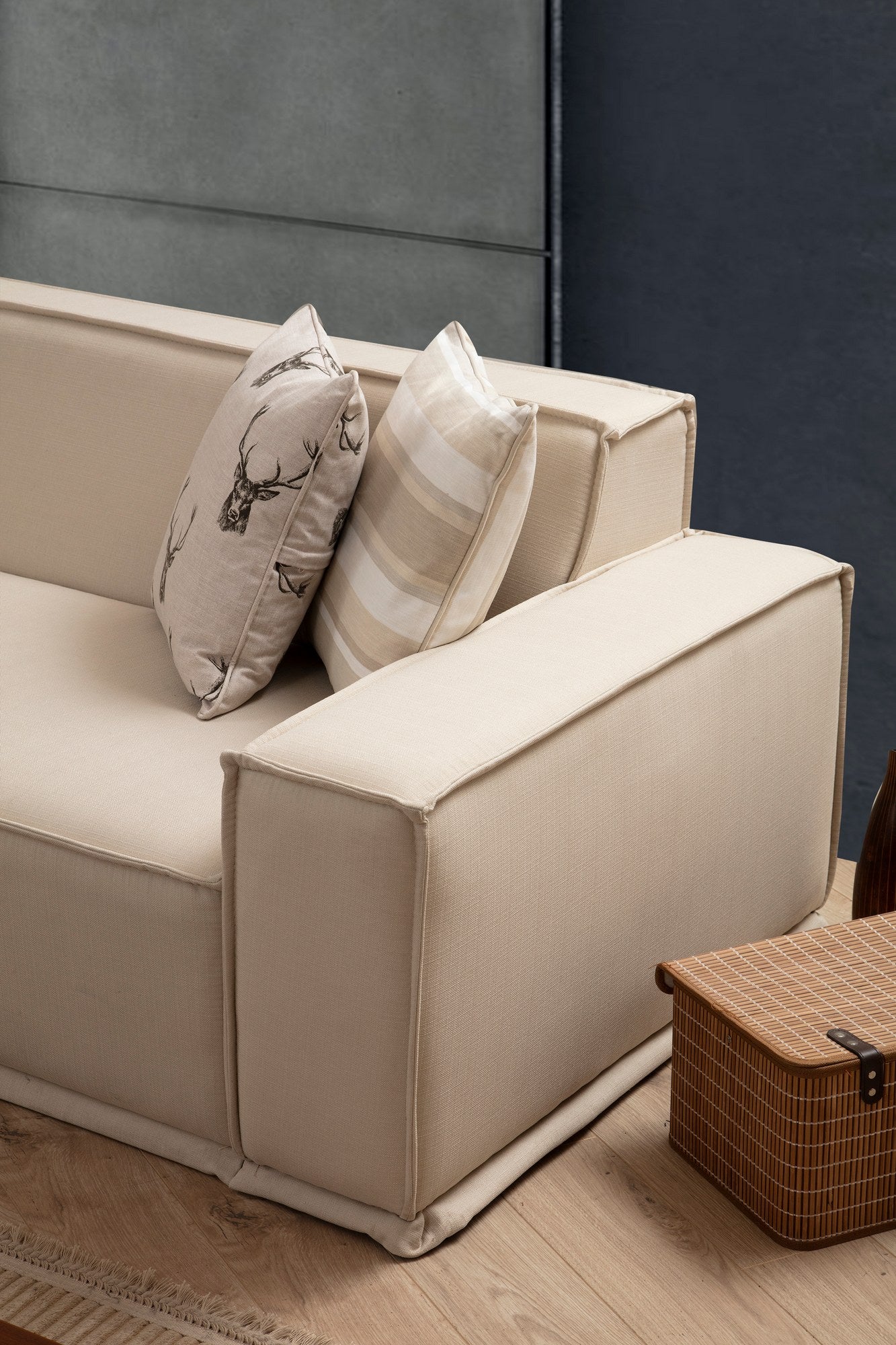 Sofá de canto elegante, cor creme, 167 x 100 x 72 cm | Estrutura de madeira de faia, 100% poliéster, espuma macia, 2 almofadas incluídas | Elegante e confortável para salas de estar modernas