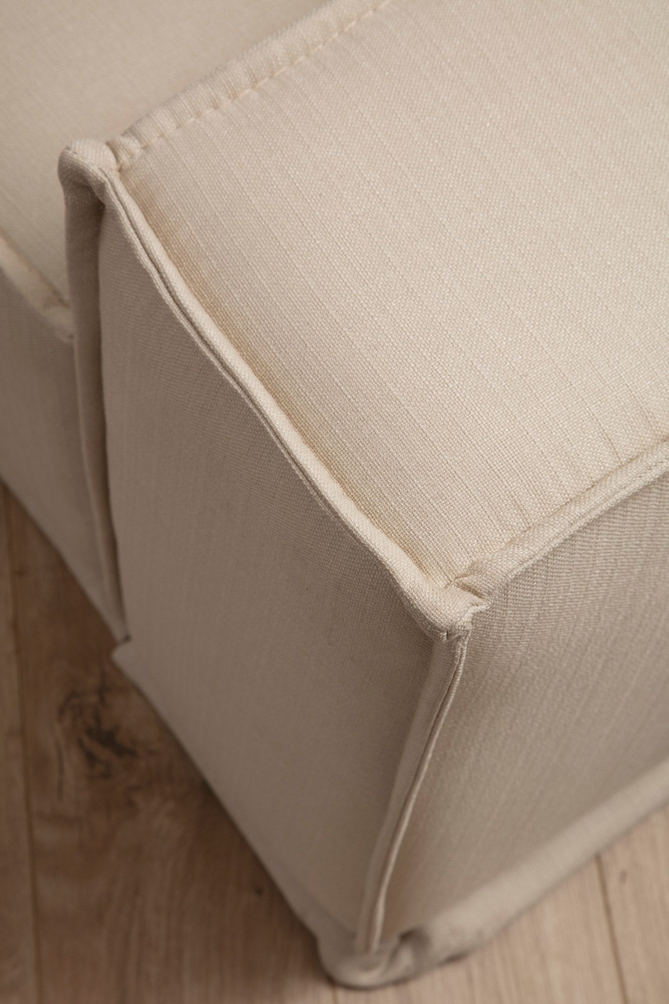 Sofá de canto elegante, cor creme, 167 x 100 x 72 cm | Estrutura de madeira de faia, 100% poliéster, espuma macia, 2 almofadas incluídas | Elegante e confortável para salas de estar modernas