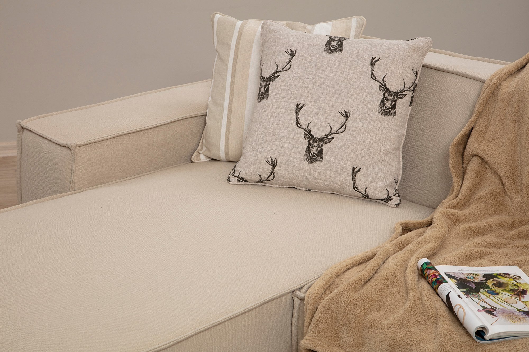 Sofá de canto elegante, cor creme, 167 x 100 x 72 cm | Estrutura de madeira de faia, 100% poliéster, espuma macia, 2 almofadas incluídas | Elegante e confortável para salas de estar modernas