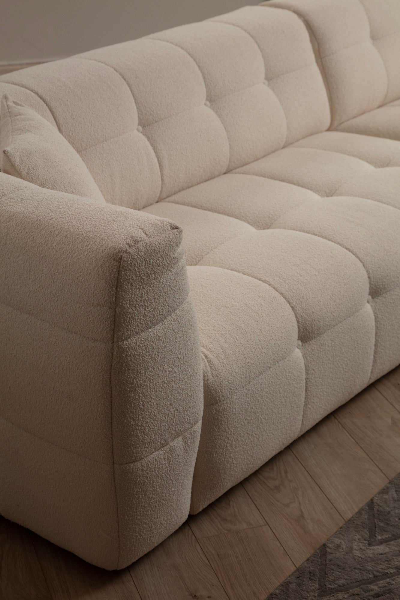 Sofá de Canto Elegante, Bege, 300 x 150 cm | Estrutura em Madeira de Faia e Aglomerado, 100% Poliéster, Espuma 28 DNS | Perfeito para Salas de Estar Modernas e Relaxamento