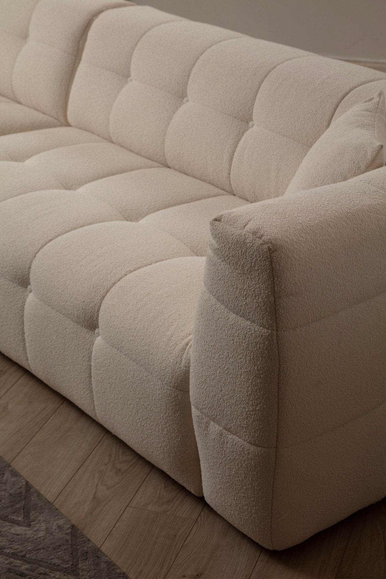 Sofá de Canto Elegante, Bege, 300 x 150 cm | Estrutura em Madeira de Faia e Aglomerado, 100% Poliéster, Espuma 28 DNS | Perfeito para Salas de Estar Modernas e Relaxamento