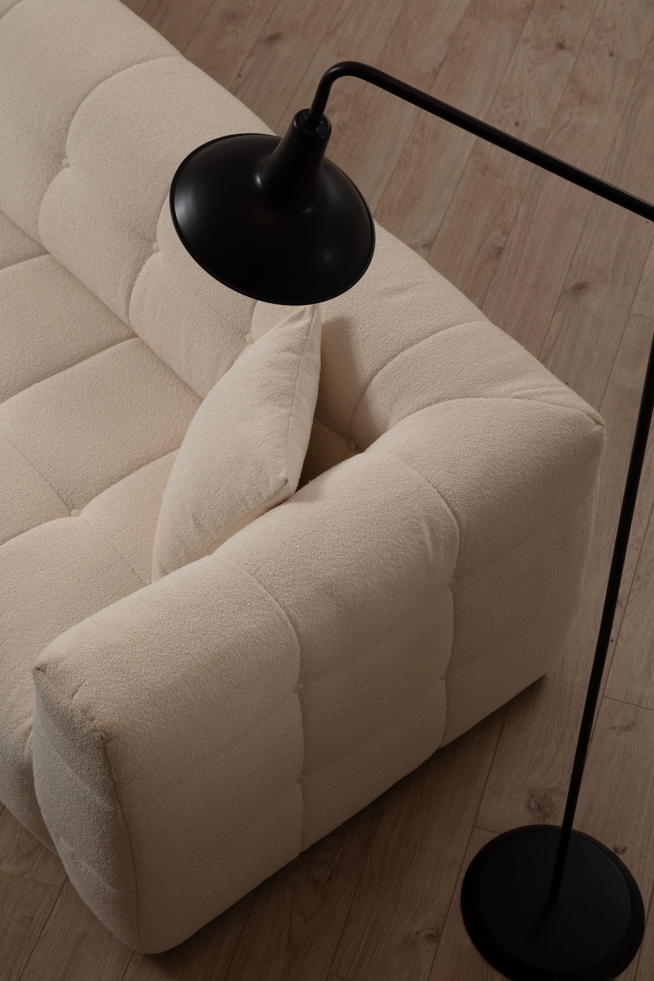 Sofá de Canto Elegante, Bege, 300 x 150 cm | Estrutura em Madeira de Faia e Aglomerado, 100% Poliéster, Espuma 28 DNS | Perfeito para Salas de Estar Modernas e Relaxamento