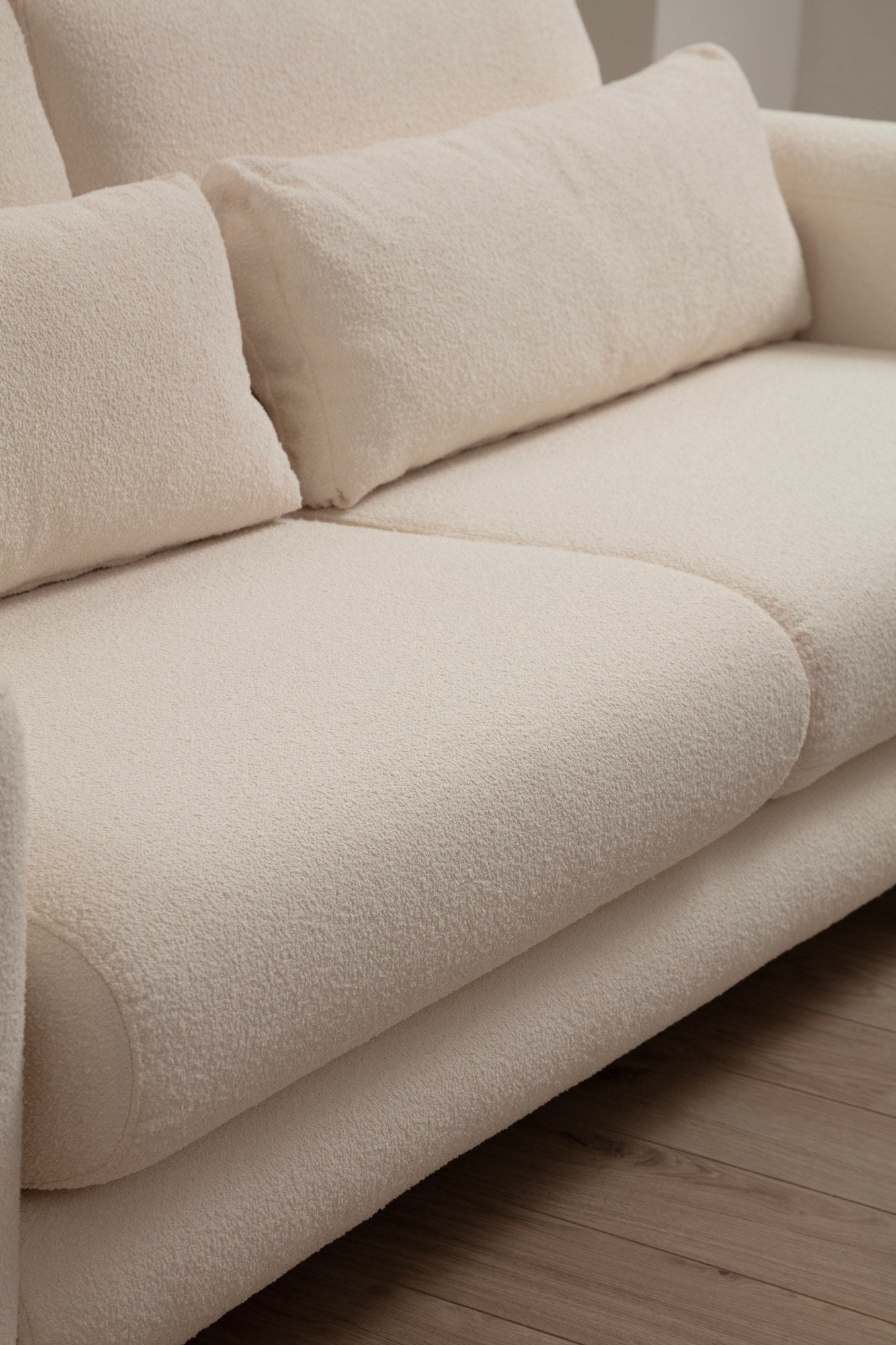 Sofá elegante de 3 lugares, cor creme, 215 x 97 x 73 cm | Estrutura em madeira de faia e aglomerado, 100% poliéster, almofadas portáteis | Conforto elegante para salas de estar modernas