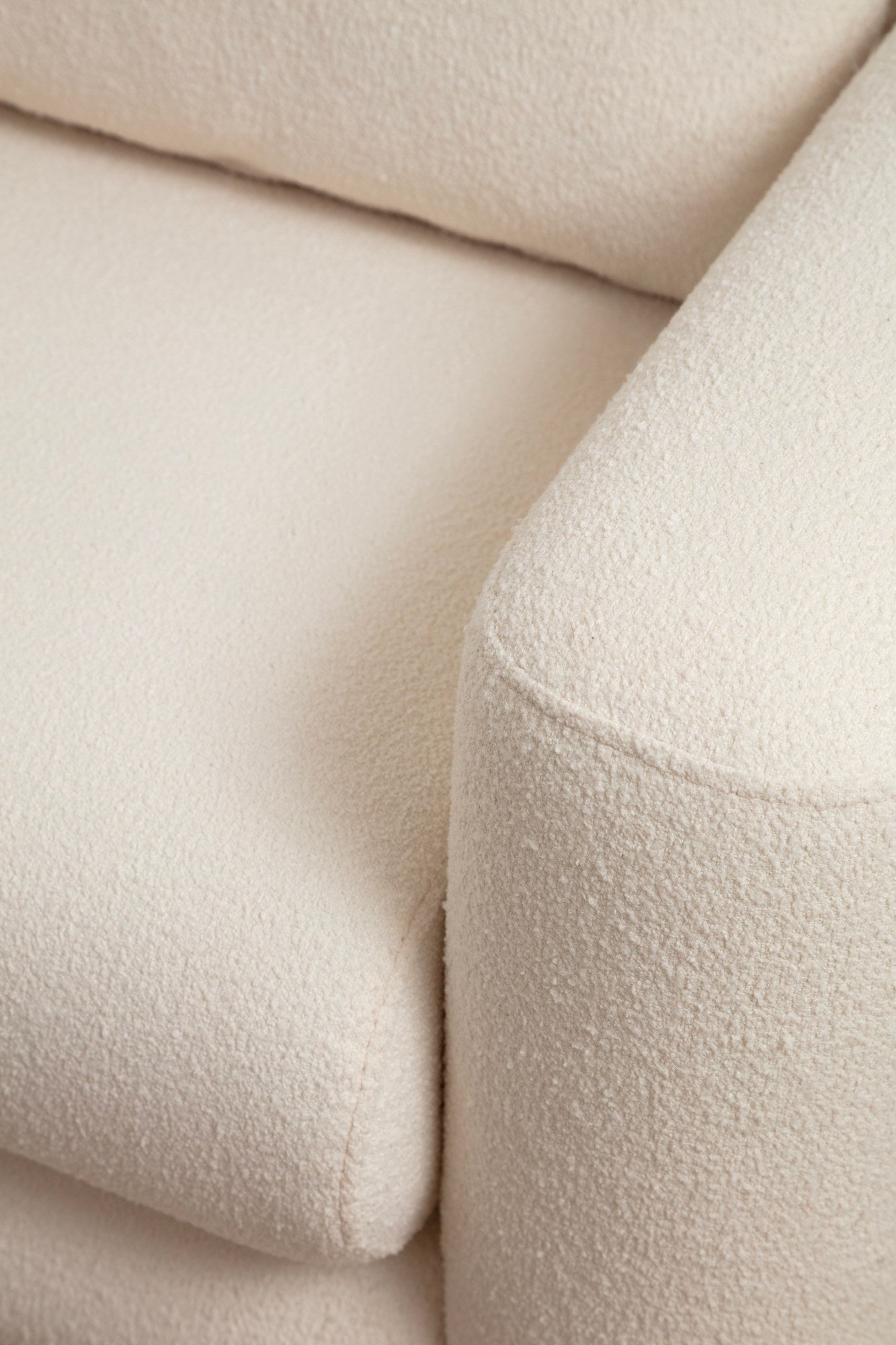 Sofá elegante de 3 lugares, cor creme, 215 x 97 x 73 cm | Estrutura em madeira de faia e aglomerado, 100% poliéster, almofadas portáteis | Conforto elegante para salas de estar modernas