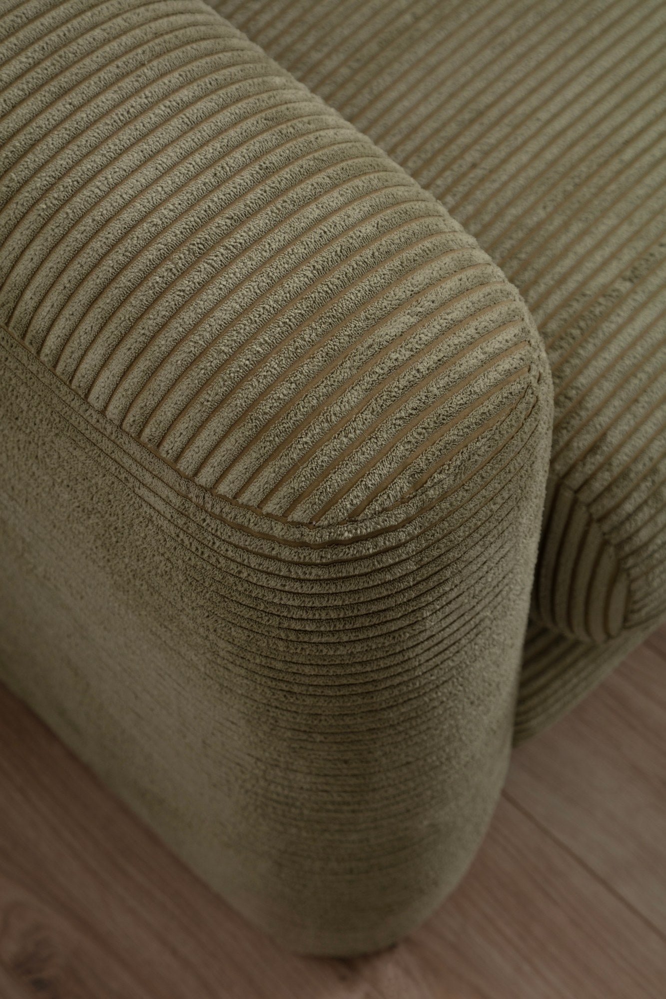 Sofá elegante de 3 lugares, verde, 215 x 97 x 73 cm | Estrutura em madeira de faia e aglomerado, 100% poliéster, espuma 28 DNS | Almofadas portáteis, tecido lavável a seco