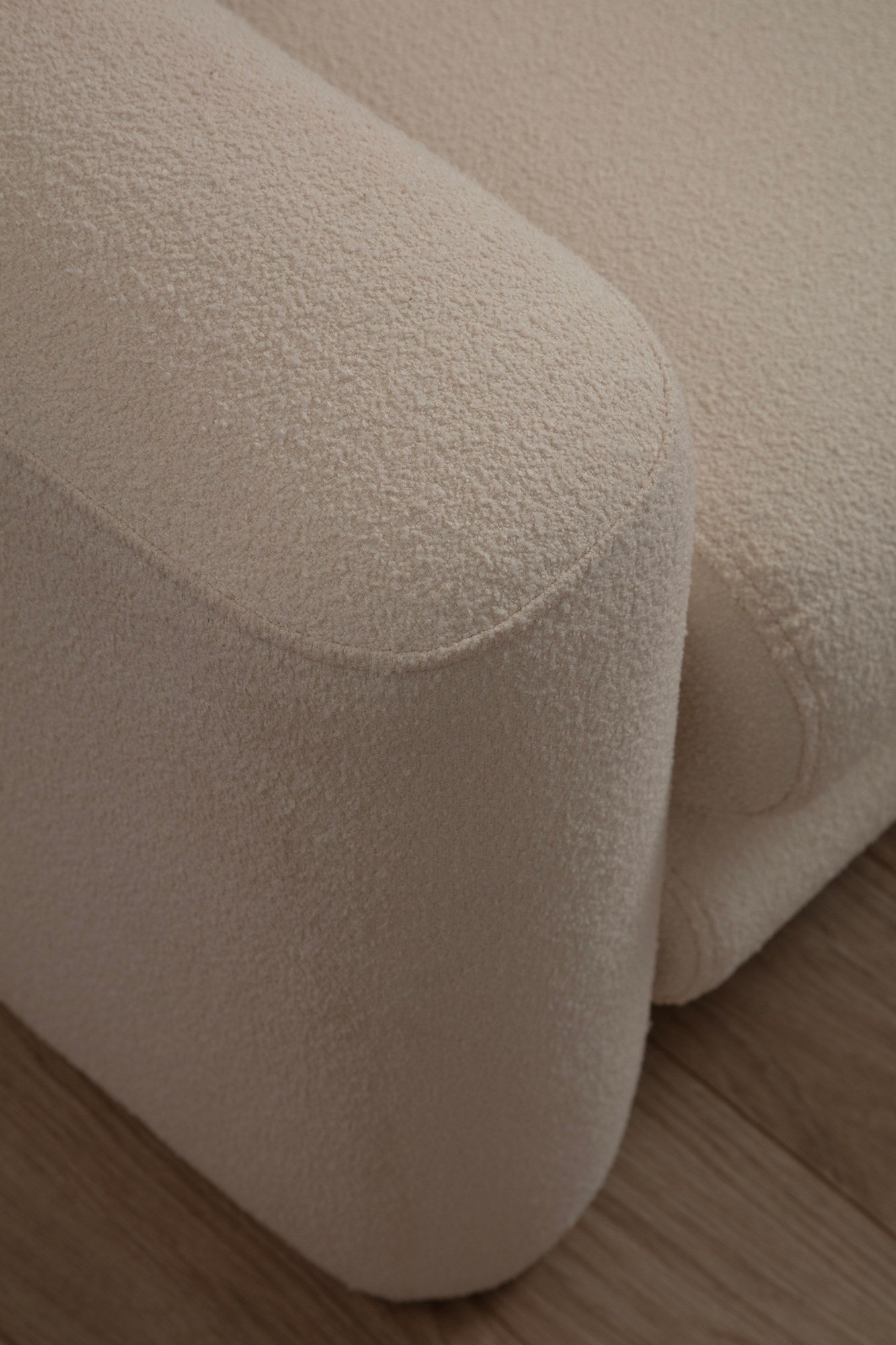 Poltrona Elegante, Cor Creme, 98 x 97 x 73 cm | Estrutura em Madeira de Faia e Aglomerado, 100% Poliéster, Espuma 28 DNS | Almofadas Portáteis, Tecido Lavável a Seco