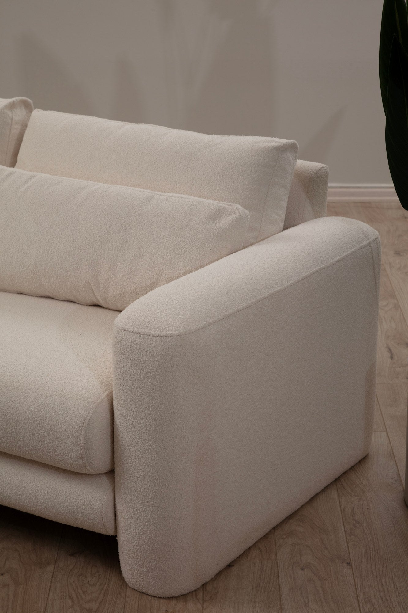 Sofá de canto elegante, cor creme, 290 x 165 x 73 cm | Estrutura em madeira de faia e aglomerado, 100% poliéster, espuma 28 DNS | Almofadas portáteis, tecido lavável a seco