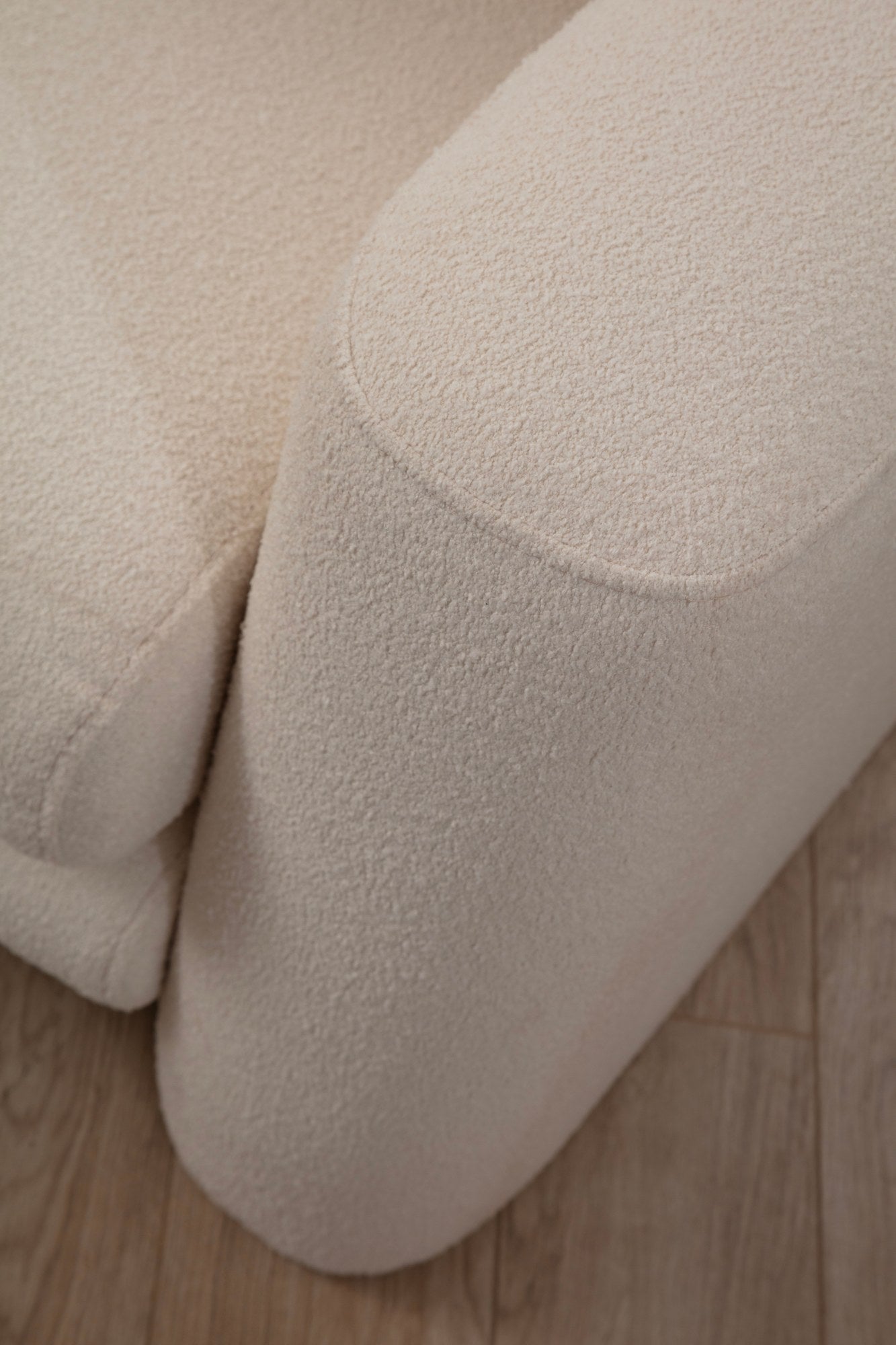 Sofá de canto elegante, cor creme, 290 x 165 x 73 cm | Estrutura em madeira de faia e aglomerado, 100% poliéster, espuma 28 DNS | Almofadas portáteis, tecido lavável a seco