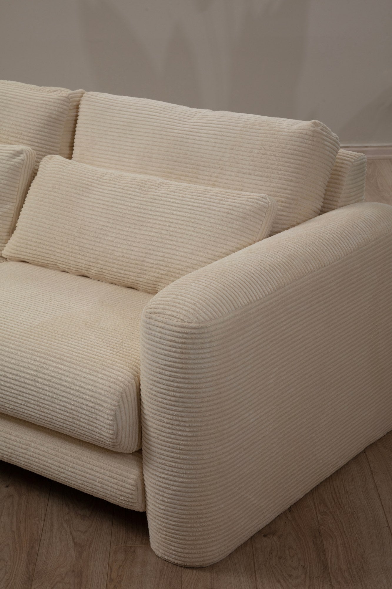 Sofá de canto elegante, bege, 290 x 165 x 73 cm | Estrutura em madeira de faia e aglomerado, 100% poliéster, espuma 28 DNS | Almofadas portáteis, tecido lavável a seco