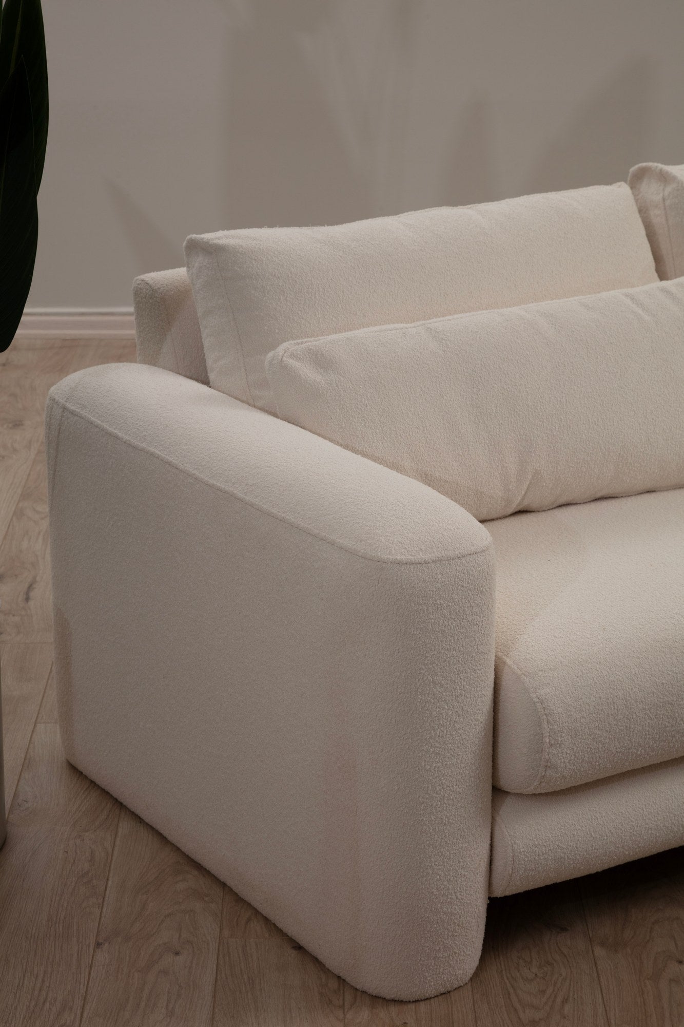 Sofá de canto elegante, cor creme, 290 x 165 x 73 cm | Estrutura em madeira de faia e aglomerado, 100% poliéster, espuma 28 DNS | Almofadas portáteis, tecido lavável a seco