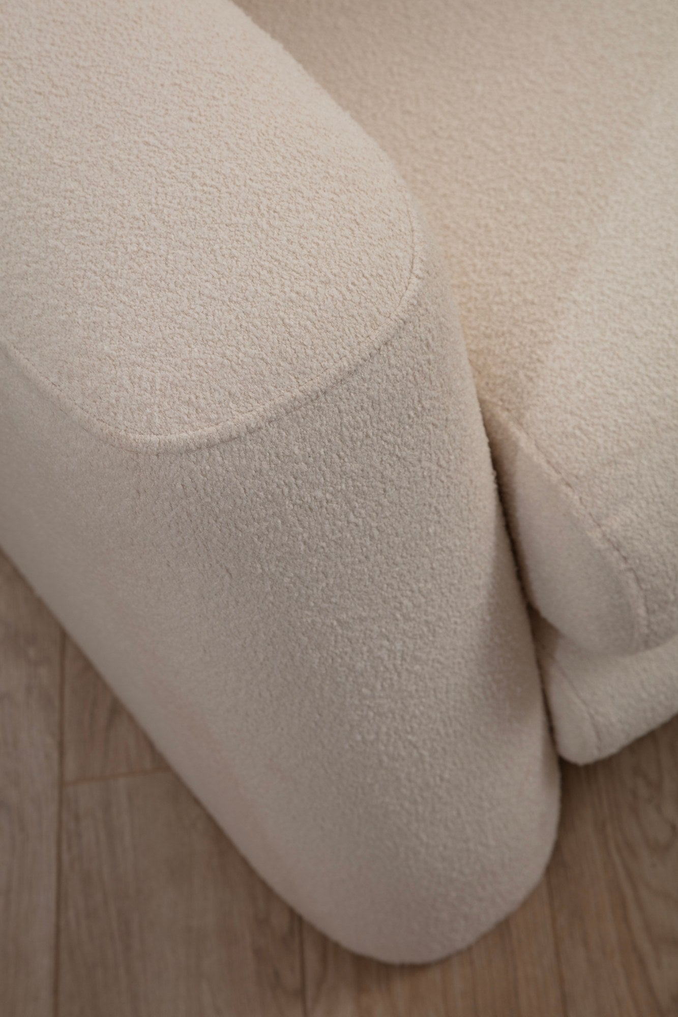 Sofá de canto elegante, cor creme, 290 x 165 x 73 cm | Estrutura em madeira de faia e aglomerado, 100% poliéster, espuma 28 DNS | Almofadas portáteis, tecido lavável a seco