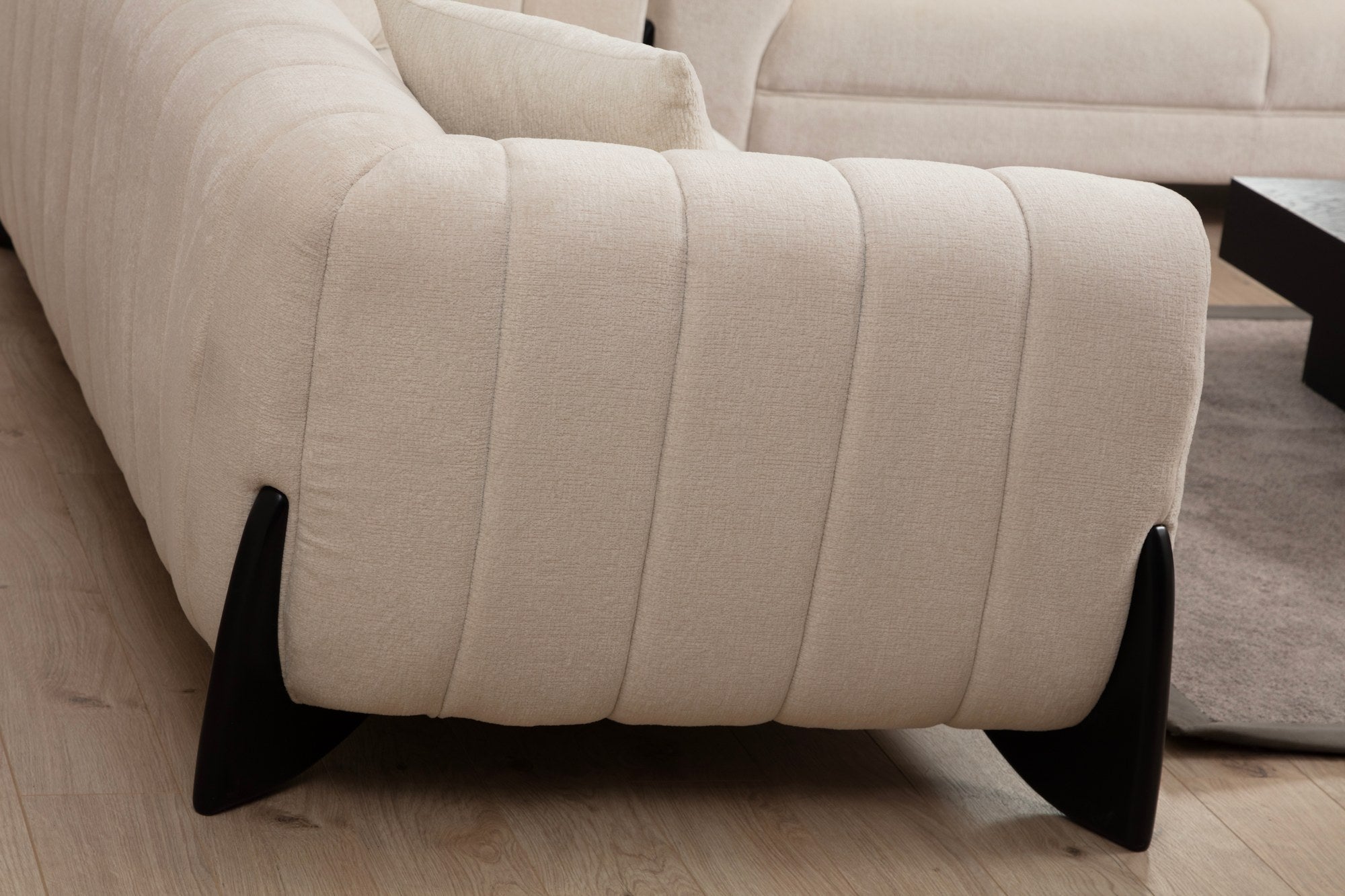 Sofá elegante de 3 lugares, branco, 248 x 100 x 70 cm | Estrutura em madeira de faia e aglomerado, 100% poliéster, tecido lavável a seco | Almofadas de espuma macia para máximo conforto