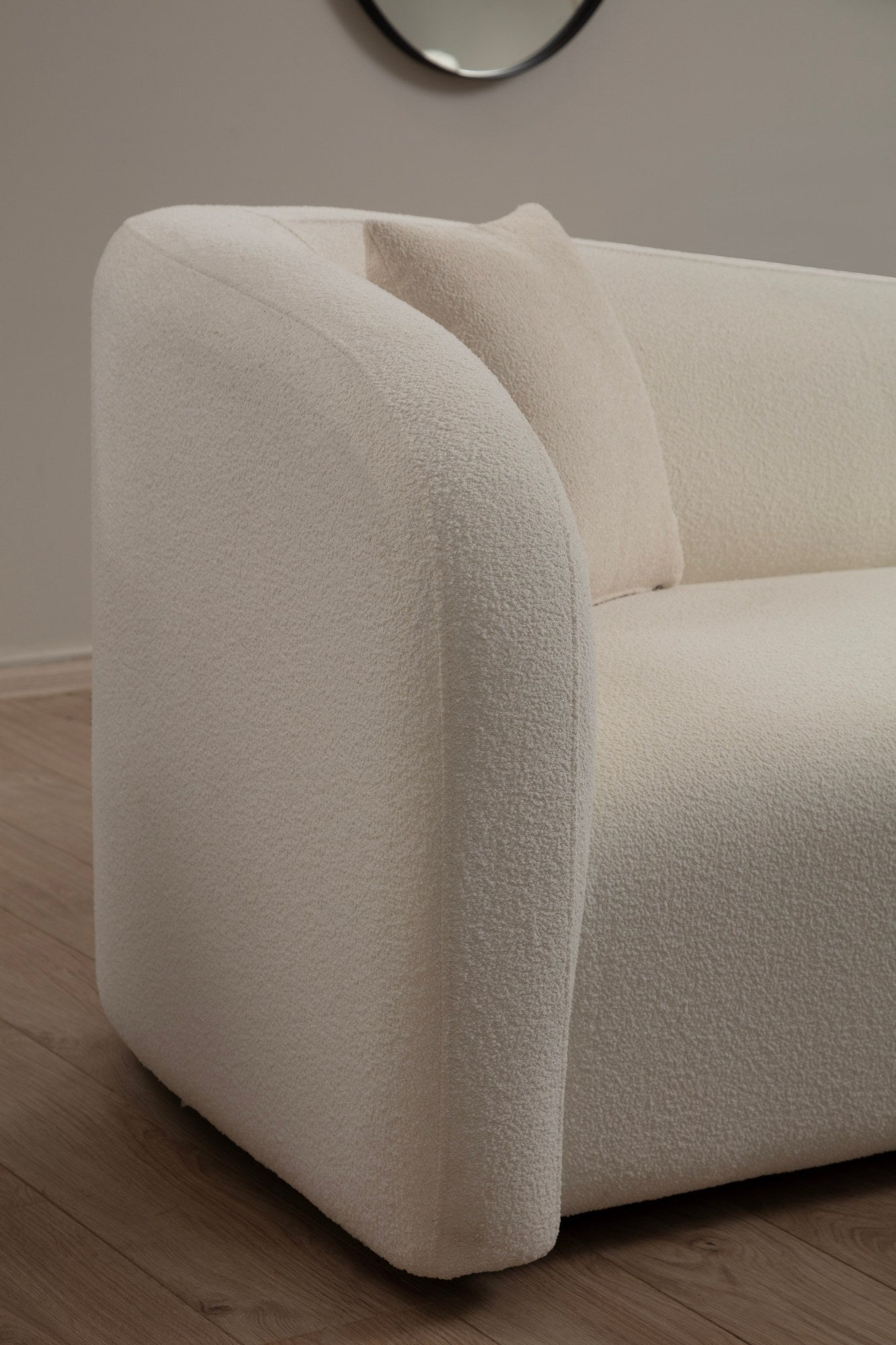 Sofá elegante de 2 lugares, cor creme, 170 x 76 x 75 cm | Estrutura em madeira de faia e aglomerado, 100% poliéster, inclui 2 almofadas | Design confortável e elegante