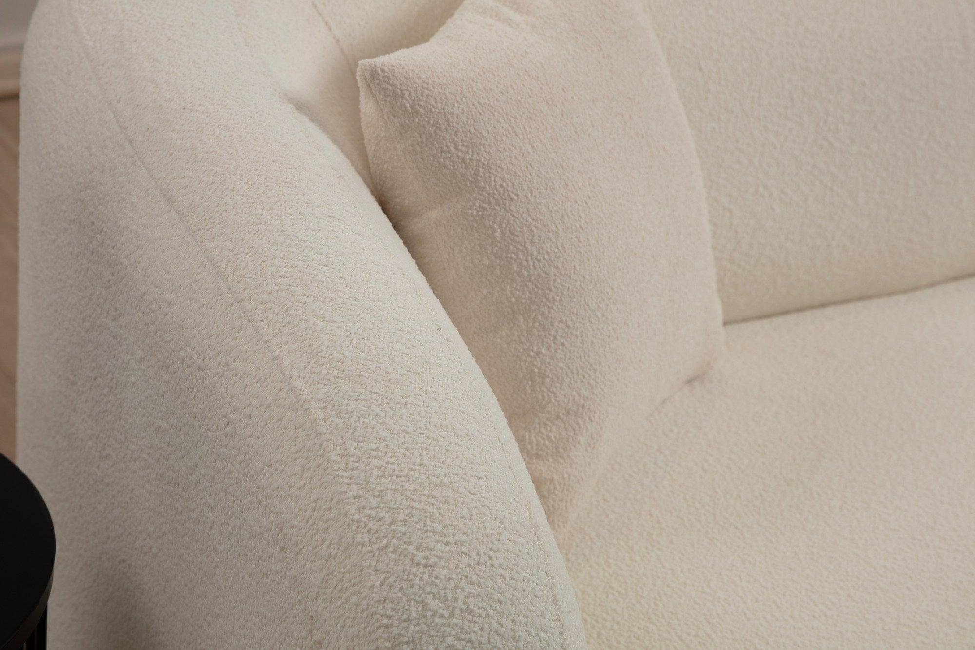 Sofá elegante de 2 lugares, cor creme, 170 x 76 x 75 cm | Estrutura em madeira de faia e aglomerado, 100% poliéster, inclui 2 almofadas | Design confortável e elegante