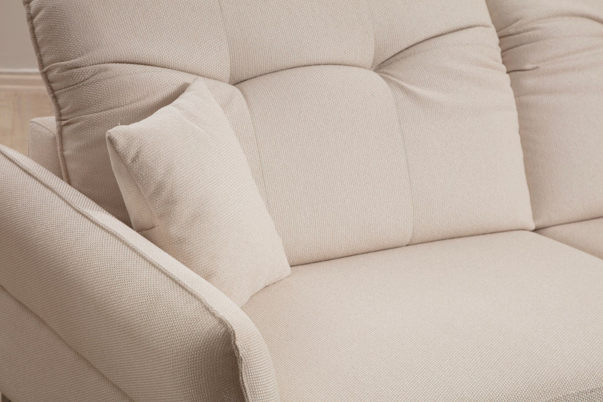 Sofá elegante de 3 lugares, branco, 230 x 100 x 96 cm | Estrutura em madeira de faia e aglomerado, 100% poliéster, almofadas ajustáveis, pés cromados | Perfeito para salas de estar modernas