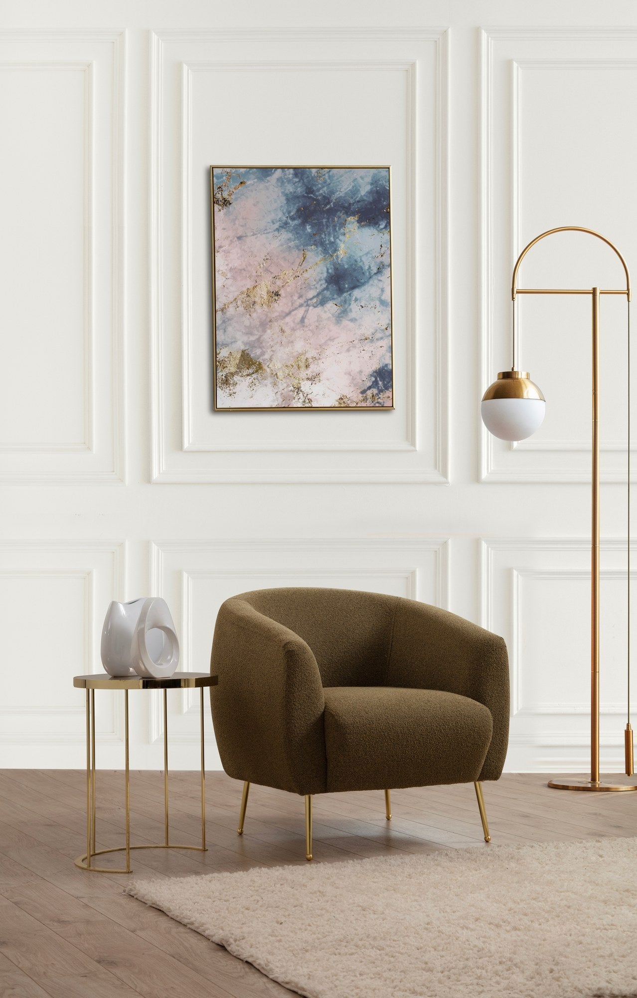 Poltrona elegante com estrutura de madeira de faia, tecido verde 100% poliéster, pernas de metal dourado, 70x82x82 cm, almofadas de espuma macia e penas, inclui travesseiro