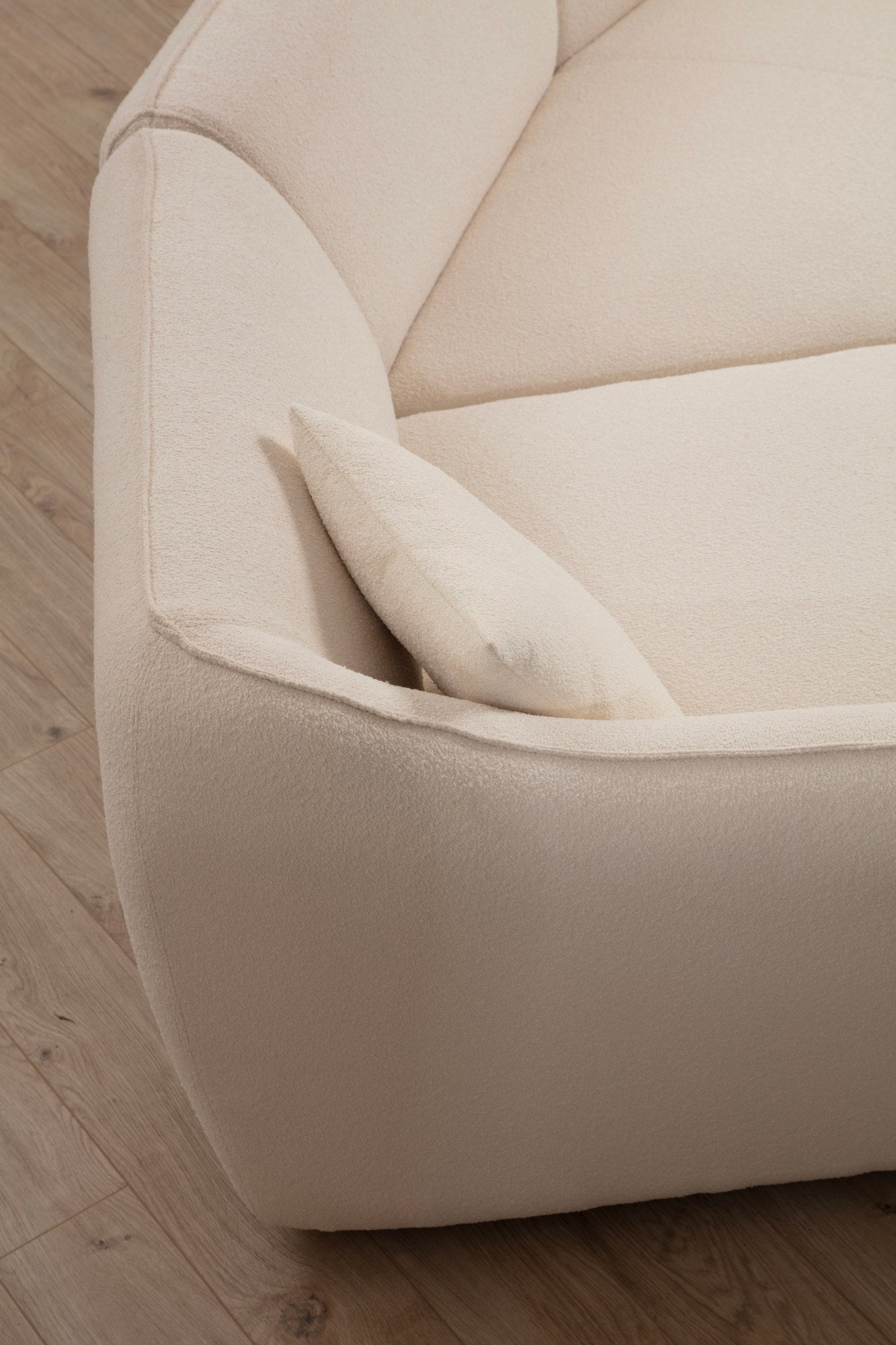 Sofá de canto elegante, cor creme, 360 x 108 x 79 cm | Estrutura em madeira de faia e aglomerado, 100% poliéster, espuma 28 DNS | Elegante e confortável para salas de estar modernas