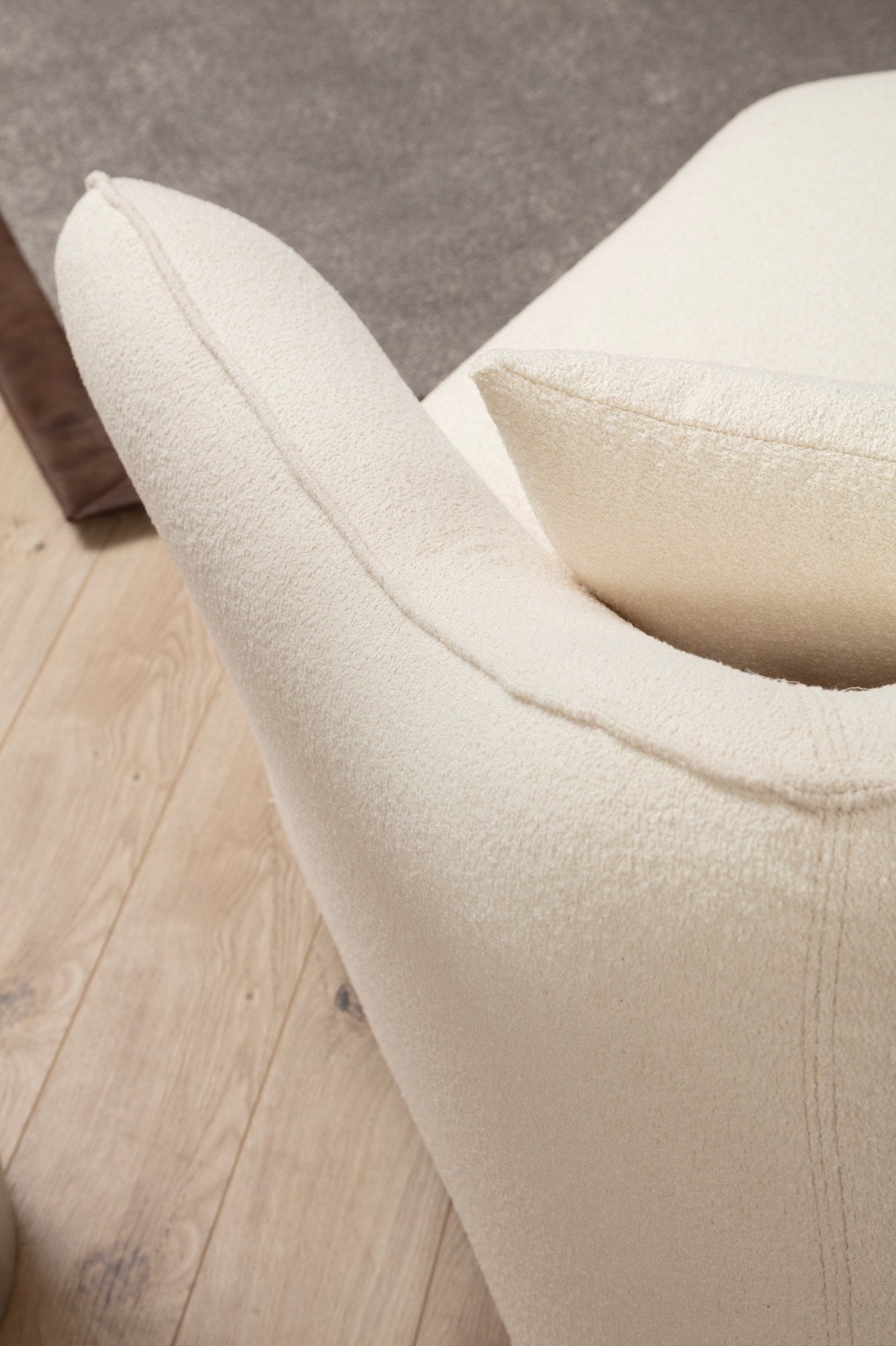 Sofá de canto elegante, cor creme, 288 x 108 x 79 cm | Estrutura em madeira de faia e aglomerado, 100% poliéster, espuma 28 DNS | Elegante e confortável para salas de estar modernas