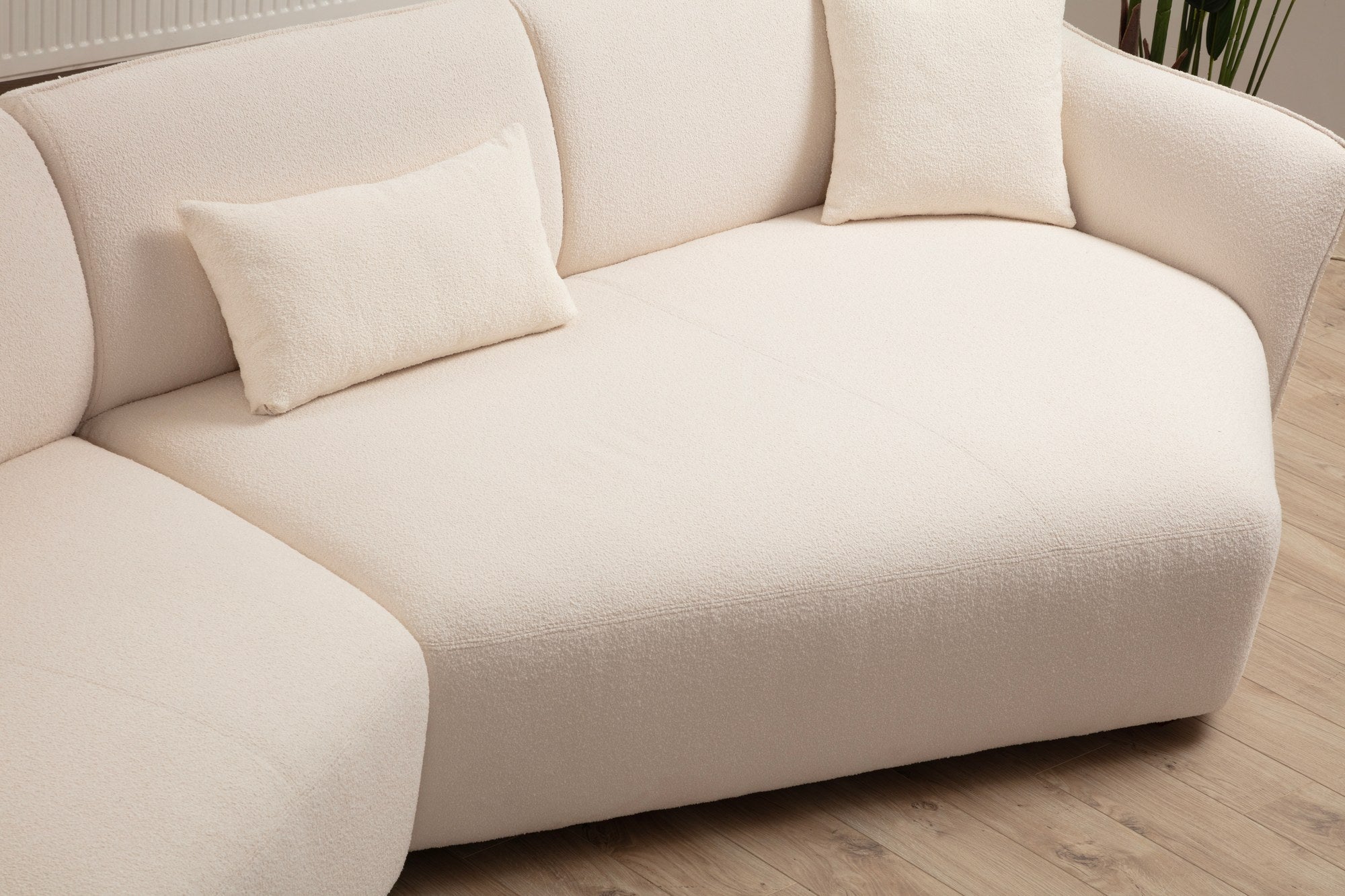 Sofá de canto elegante, cor creme, 288 x 108 x 79 cm | Estrutura em madeira de faia e aglomerado, 100% poliéster, espuma 28 DNS | Elegante e confortável para salas de estar modernas