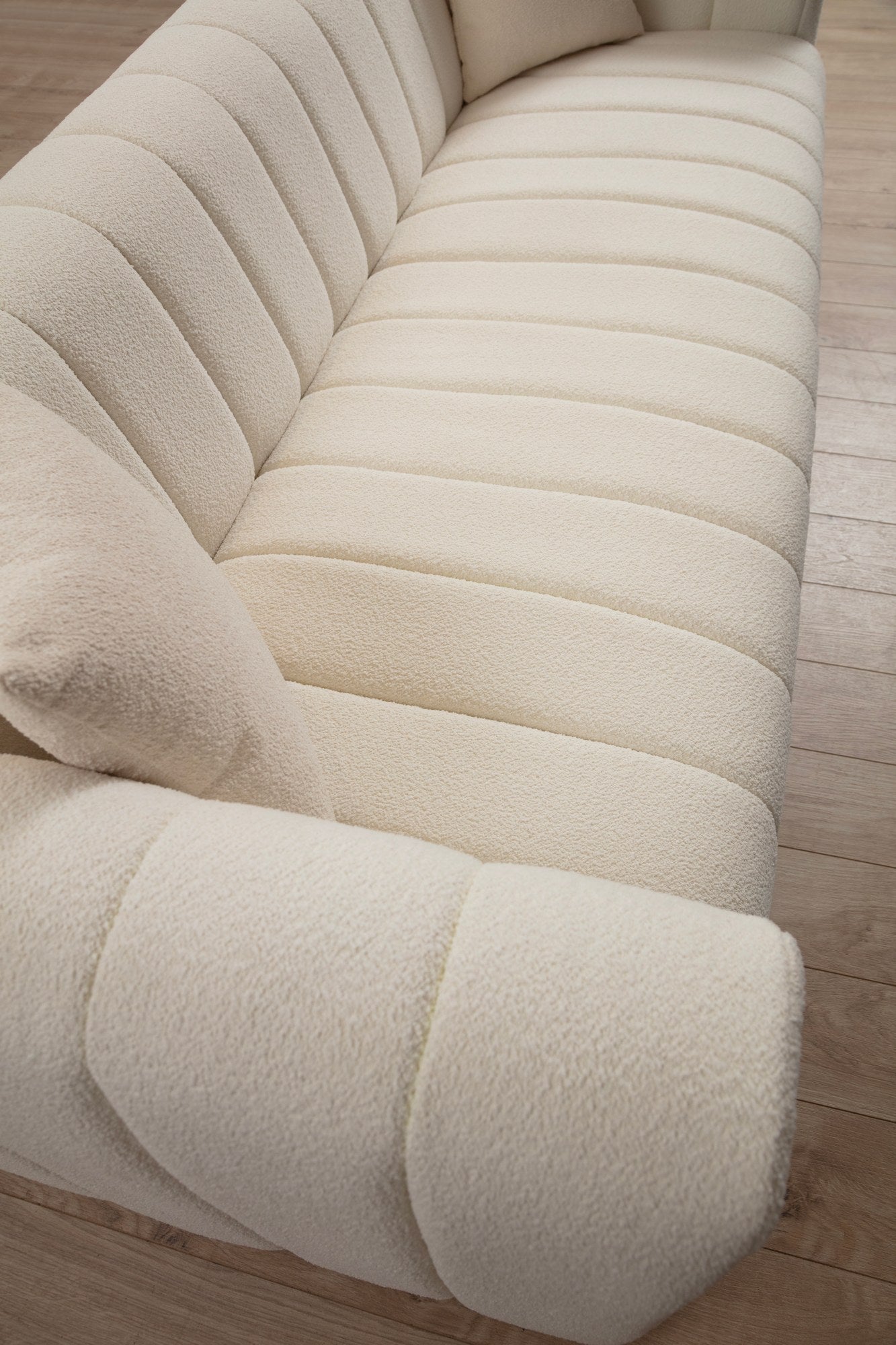 Sofá elegante de 3 lugares, cor creme, 225 x 90 x 75 cm | Estrutura em madeira de faia e aglomerado, 100% poliéster, espuma 28 DNS | Inclui 2 almofadas, tecido lavável a seco