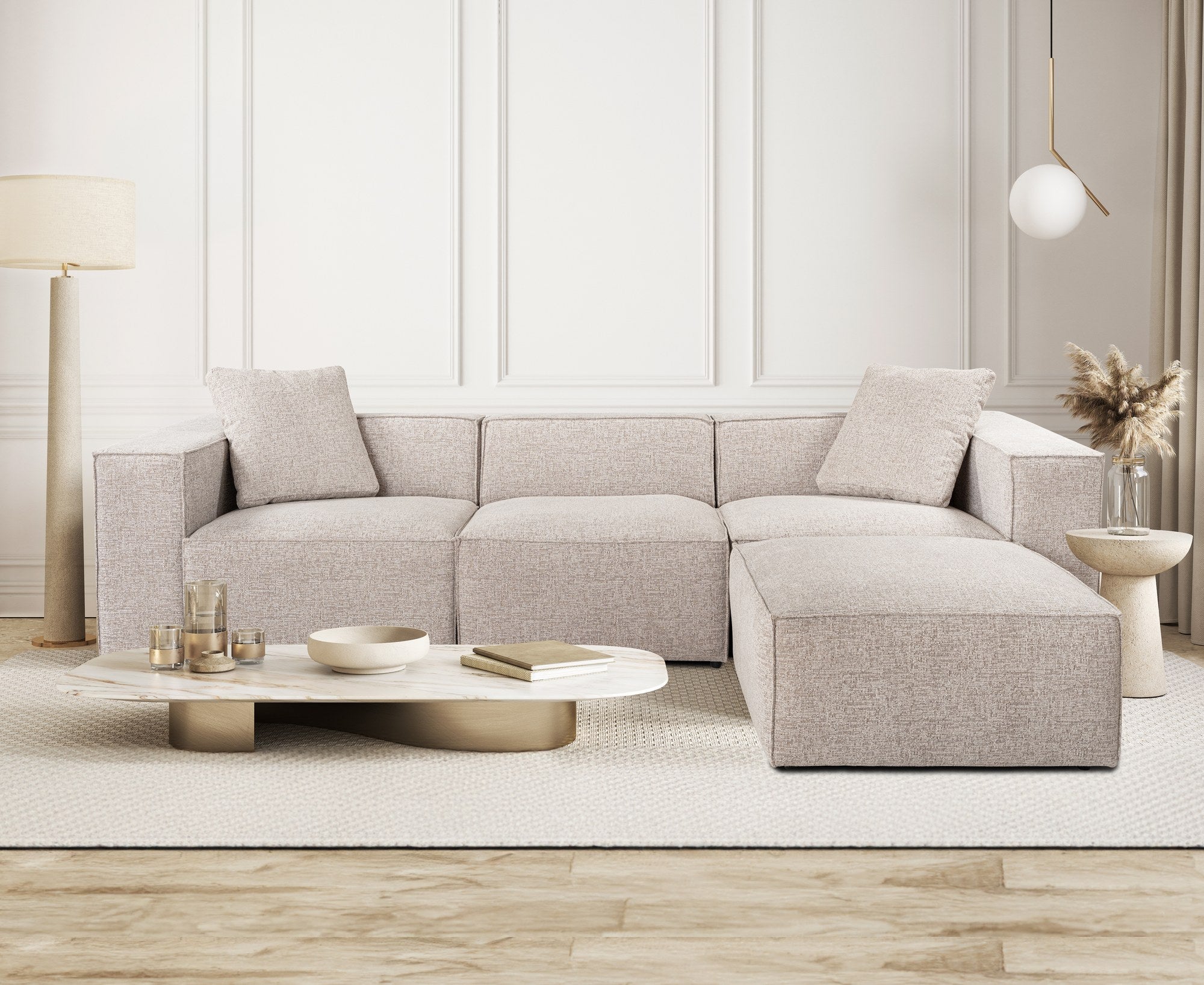 Sofá de canto elegante em tom mocha, 303 cm x 193 cm x 65 cm | Estrutura 100% madeira de carpa, tecido 100% linho, espuma 32 DNS, inclui 2 almofadas | Perfeito para salas de estar modernas