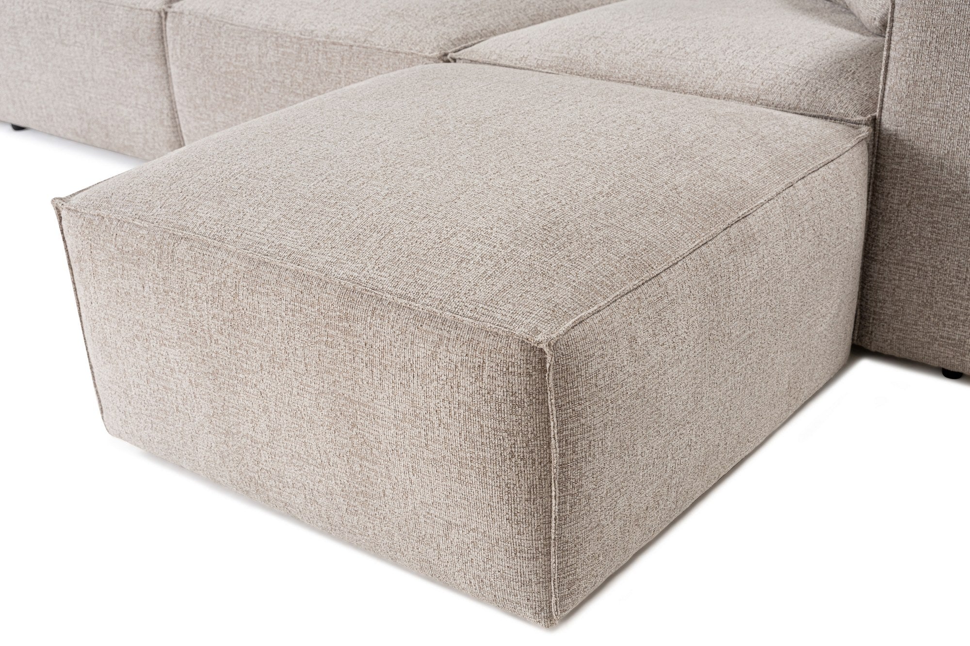 Sofá de canto elegante em tom mocha, 303 cm x 193 cm x 65 cm | Estrutura 100% madeira de carpa, tecido 100% linho, espuma 32 DNS, inclui 2 almofadas | Perfeito para salas de estar modernas