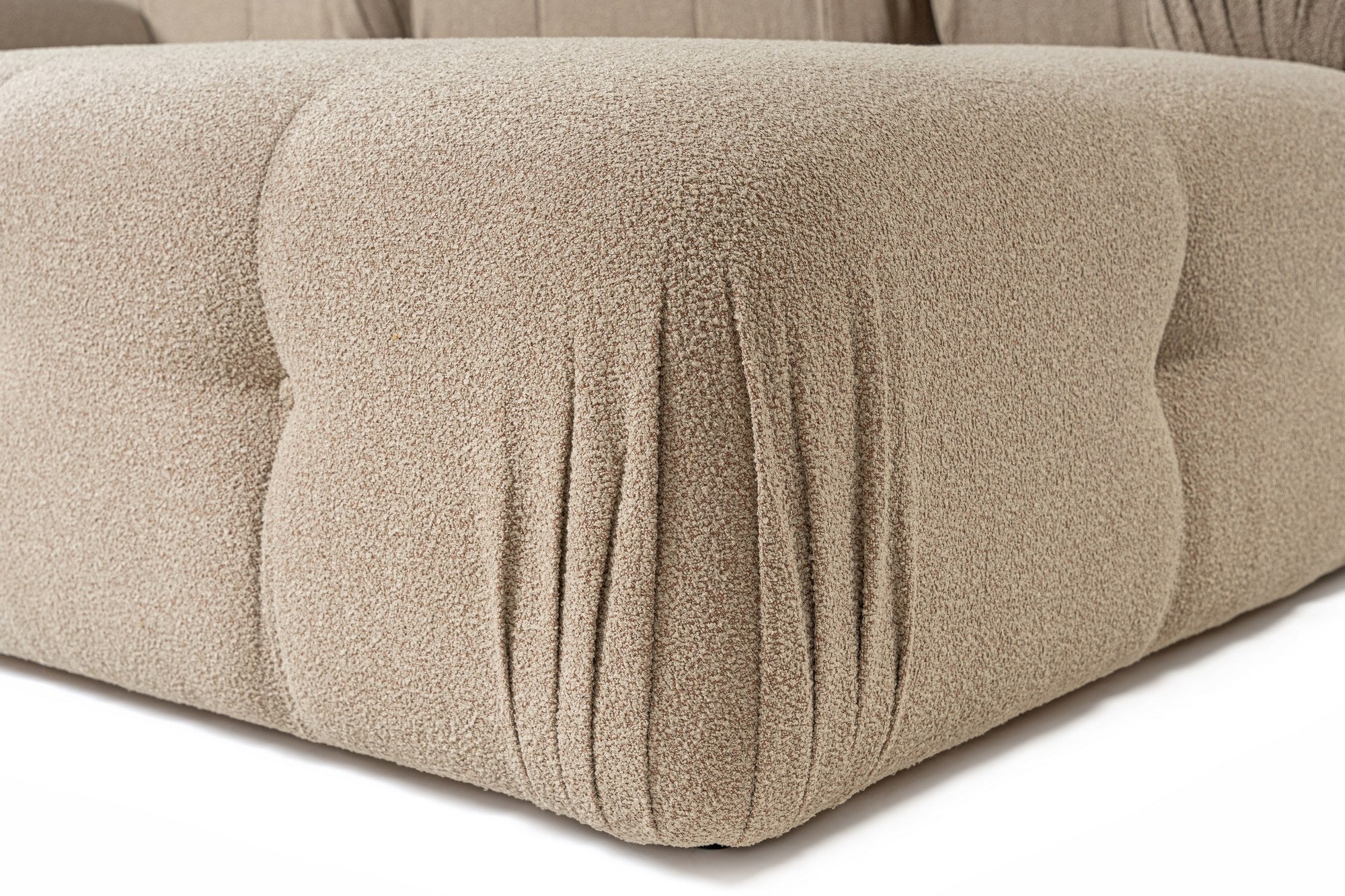 Sofá de canto elegante, cor pêssego, 300x200 cm | Estrutura em madeira de faia e aglomerado, 100% poliéster, espuma 28 DNS | Design moderno com mecanismo de mudança