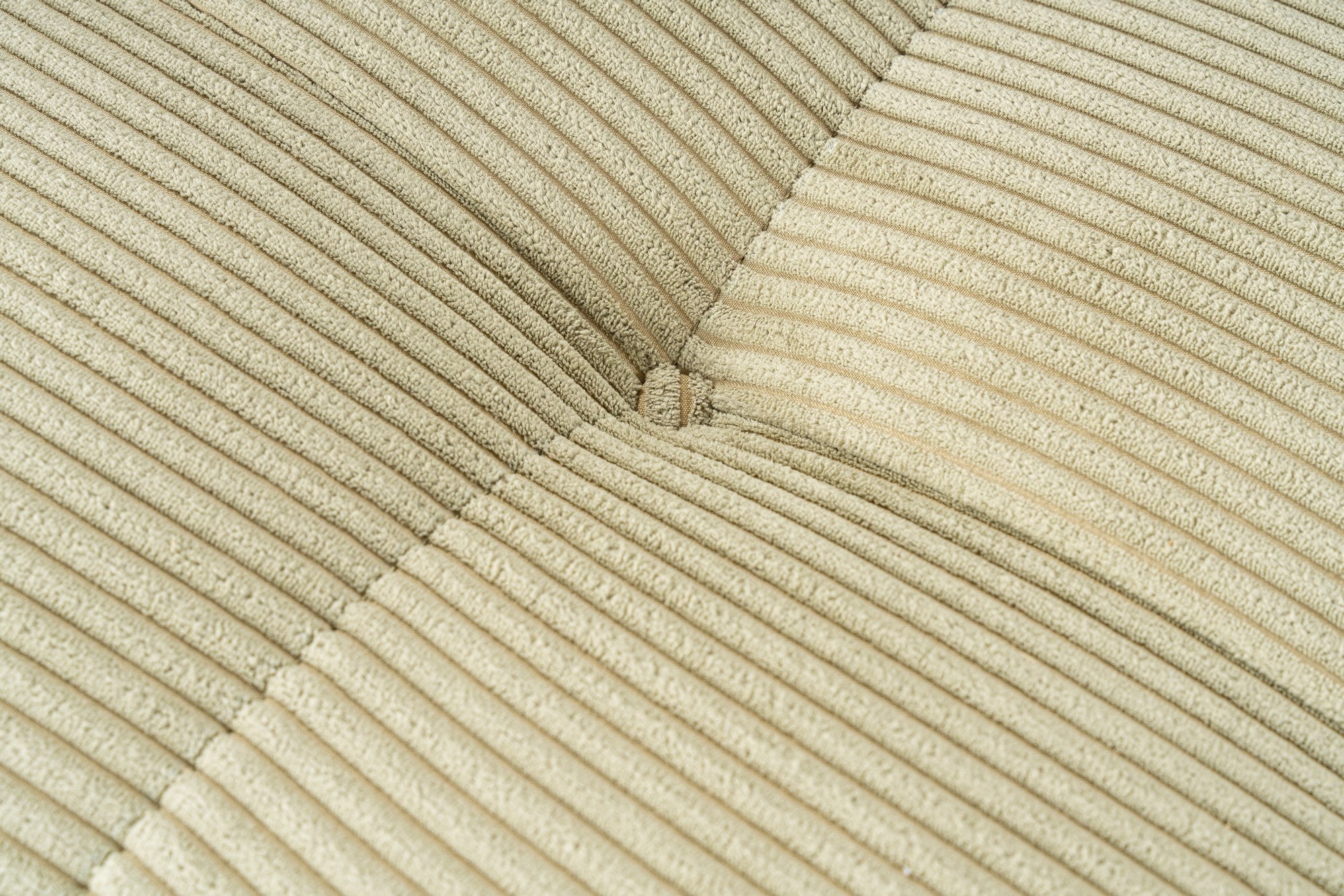 Sofá de canto elegante, verde, estrutura de madeira de faia e aglomerado, 300x150 cm | 100% poliéster, espuma 28 DNS, almofadas fixas, perfeito para espaços modernos