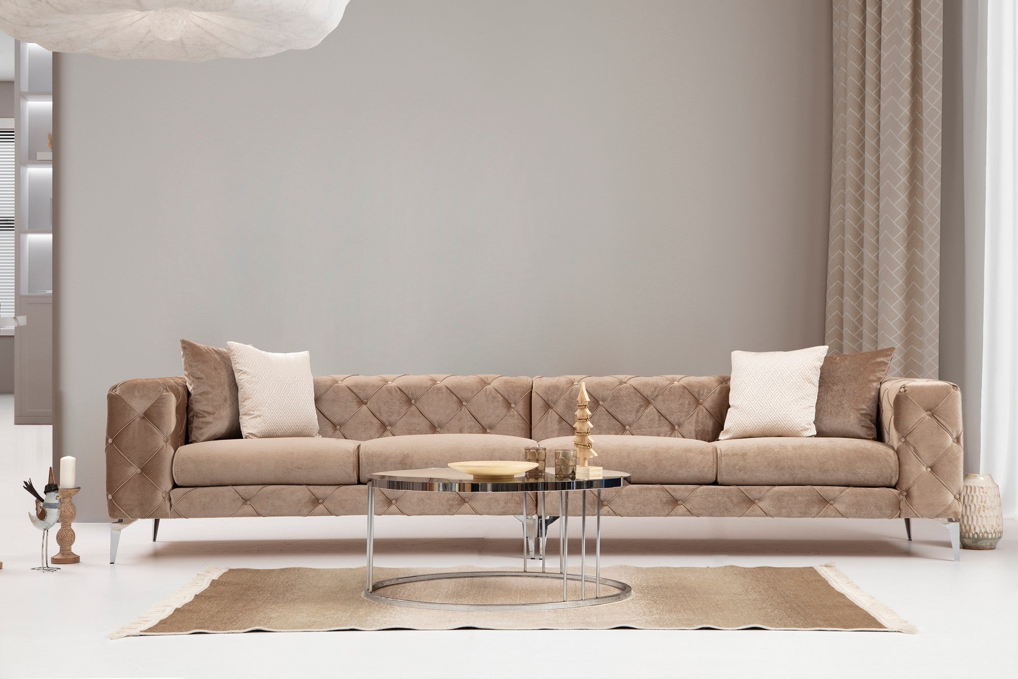 Sofá elegante de 4 lugares, creme escuro, 344 x 90 x 72 cm | Estrutura em madeira de faia e aglomerado, 100% poliéster, pernas cromadas | Inclui 2 almofadas, tecido lavável a seco
