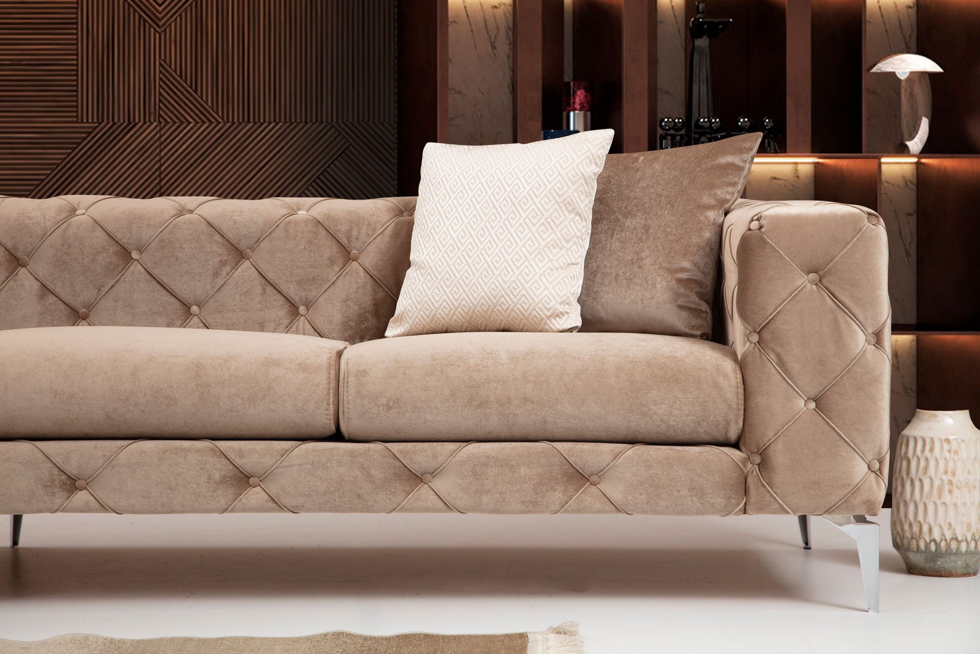 Sofá elegante de 4 lugares, creme escuro, 344 x 90 x 72 cm | Estrutura em madeira de faia e aglomerado, 100% poliéster, pernas cromadas | Inclui 2 almofadas, tecido lavável a seco