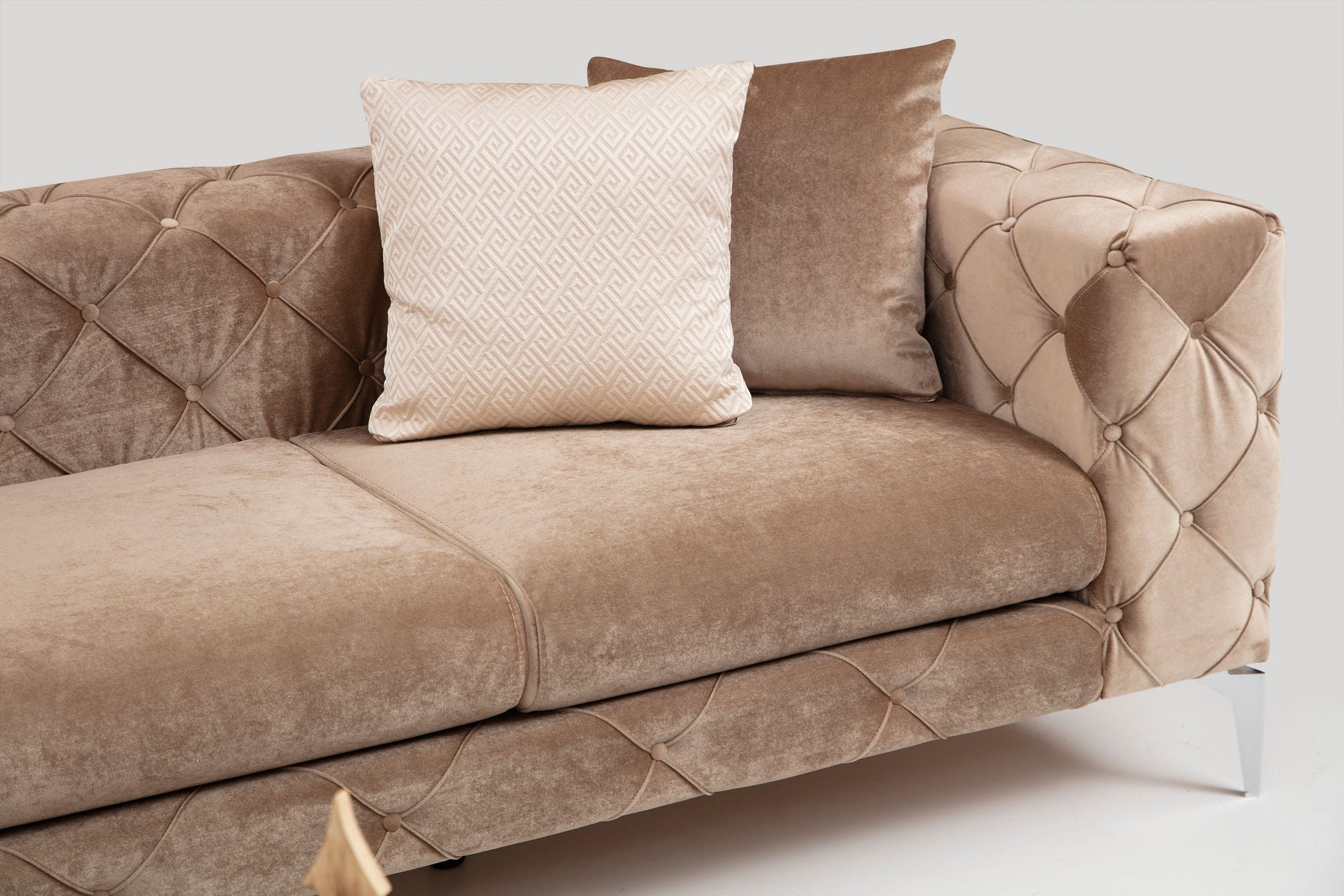 Sofá elegante de 4 lugares, creme escuro, 344 x 90 x 72 cm | Estrutura em madeira de faia e aglomerado, 100% poliéster, pernas cromadas | Inclui 2 almofadas, tecido lavável a seco